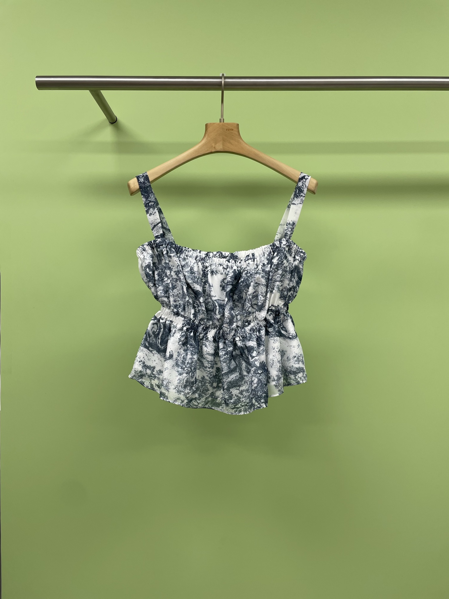 NO:334713,Dior 2025 spring and summer new ink printing suspender top, waist-closing design is super slim, the latest zoo jungle ink painting suspender vest, I love the upper body so much, ink painting dyeing technology, with three-dimensional picture, specific customized fabrics, super white tone, waist-closing design, the upper body looks slim, and can be easily controlled at will. The fresh and unconventional ink pattern is like a light ink painting, making people feel as if they are in the water town of Jiangnan, instantly exuding gentleness  The temperament is light and breathable fabric, close and comfortable, and is very suitable for summer wear. The suspender style is simple and elegant, without too much decoration, but it just highlights the elegant temperament of women. Whether it is shopping, dating or attending small parties, it can make you the focus. At the same time, it is also a very suitable item for vacation, allowing you to easily create a refreshing vacation style in the hot summer. SML, dior, alexander  wang19860909Dior2025春夏新款水墨印花吊带上衣,收腰设计超显瘦,最新动物园丛林水墨画吊带背心,上身太爱了,水墨画染工艺,自带立体感画面,特定的定制面料,色调超显白,腰身收腰设计,版型设计上身显瘦,随意搭配都可轻松驾驭,清新脱俗的水墨图案,仿佛一幅淡淡的水墨画,让人仿佛置身于江南水乡,瞬间散发出温婉的气质,采用轻盈透气的面料,贴身舒适,非常适合夏季穿着,吊带的款式简约大方,没有过多的装饰,但却恰到好处地凸显了女性的优雅气质,无论是逛街、约会还是参加小型聚会,都能让你成为焦点,同时它也是一件非常适合度假的单品,让你在炎炎夏日里轻松打造出清爽度假风.码数SML,,dior,alexander wang,Women's clothing