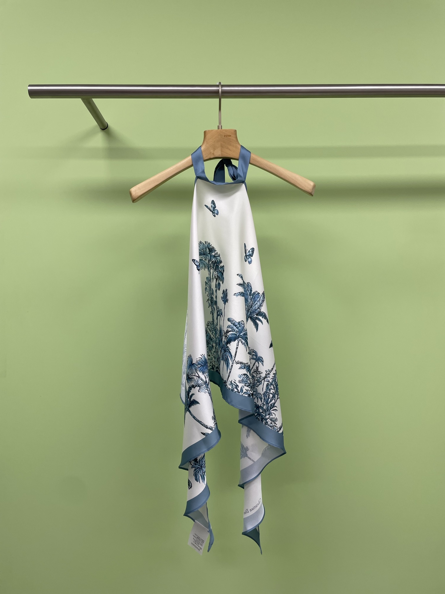 NO:334691,Dior 2025 Spring and Summer Coconut Tree Butterfly Series Ink Painting Hammer Neck Sling Extension Skirt This Summer is a must-have, it’s simply beautiful, many bloggers are pushing it, the fabric is comfortable, soft and not stuffy, the free strap is wrapped in very good shape, A-line skirt button design, skirt and small pocket, and the decorative things do not look bloated at all, ink painting dyeing technology comes with a three-dimensional picture, the pattern design is super beautiful, sisters with yellow skin are confident and bold, and the tones are super white. Sisters who like hot girls are also must-see eyelashes, and they are crazy about daily commuting or picnic photos. I don’t want to do multiple-choice questions this summer, let’s get into the summer beautifully. Vests, dior, skirts, alexander wang19860909Dior2025春夏椰树蝴蝶系列水墨画挂脖小吊带加长裙今年的夏天必须得入,简直不要太美啦,好多博主都在推,面料舒适柔软也不闷热,自由绑带上身包裹性特别特别好,A字裙摆纽扣设计,裙子还有小兜,装点东西也一点不显臃肿,水墨画染工艺自带立体感画面,版型设计超好看,有黄皮的姐妹放心大胆冲,色调超显白 喜欢辣妹的姐妹也是必眼冲,日常通勤或野餐拍照都疯狂出片,今年夏天不想做选择题,让我们一起美美入夏吧. 背心,,dior,skirts,alexander wang,Women's clothing