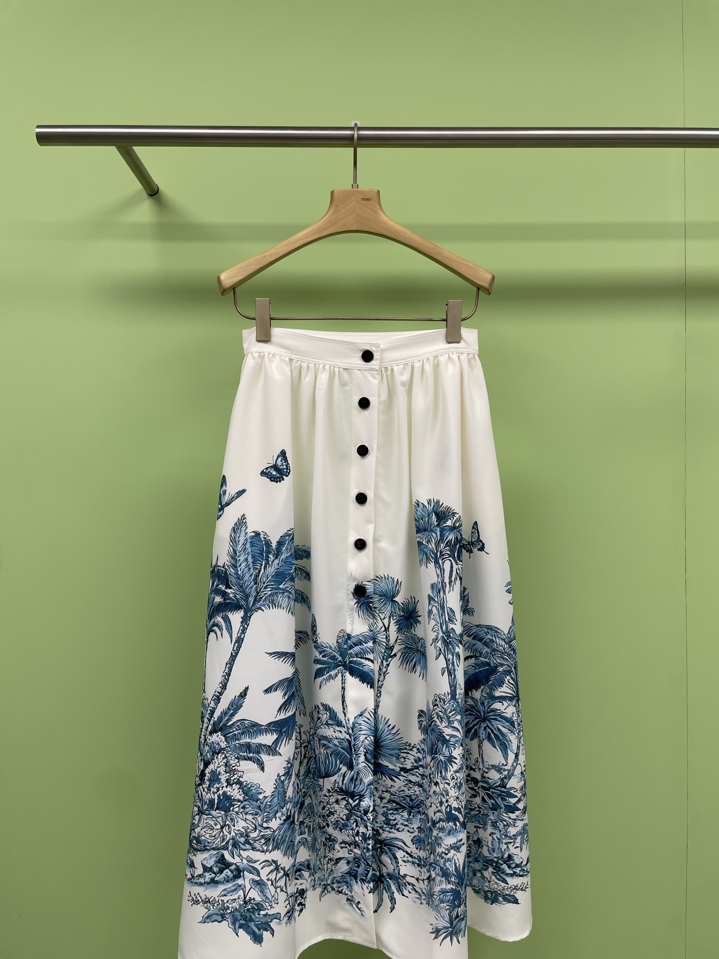 NO:334697,Dior 2025 Spring and Summer Coconut Tree Butterfly Series Ink Painting Hammer Neck Sling Extension Skirt This Summer is a must-have, it is simply too beautiful, many bloggers are pushing it, the fabric is comfortable, soft and not stuffy, the upper body of the free strap is very good, the A-line skirt button design, the skirt and small pockets, and the decorative things do not look bloated at all, the ink painting dyeing technology has its own three-dimensional picture, the layout design is super beautiful, sisters with yellow skin are confident and bold, and the tones are super white. Sisters who like hot girls are also must-see, and they are crazy about daily commuting or picnic photos. I don’t want to do multiple-choice questions this summer, let’s get into the summer beautifully. Skirts, dior, skirts, alexander wang19860909Dior2025春夏椰树蝴蝶系列水墨画挂脖小吊带加长裙今年的夏天必须得入,简直不要太美啦,好多博主都在推,面料舒适柔软也不闷热,自由绑带上身包裹性特别特别好,A字裙摆纽扣设计,裙子还有小兜,装点东西也一点不显臃肿,水墨画染工艺自带立体感画面,版型设计超好看,有黄皮的姐妹放心大胆冲,色调超显白 喜欢辣妹的姐妹也是必眼冲,日常通勤或野餐拍照都疯狂出片,今年夏天不想做选择题,让我们一起美美入夏吧. 半裙,,dior,skirts,alexander wang,Women's clothing