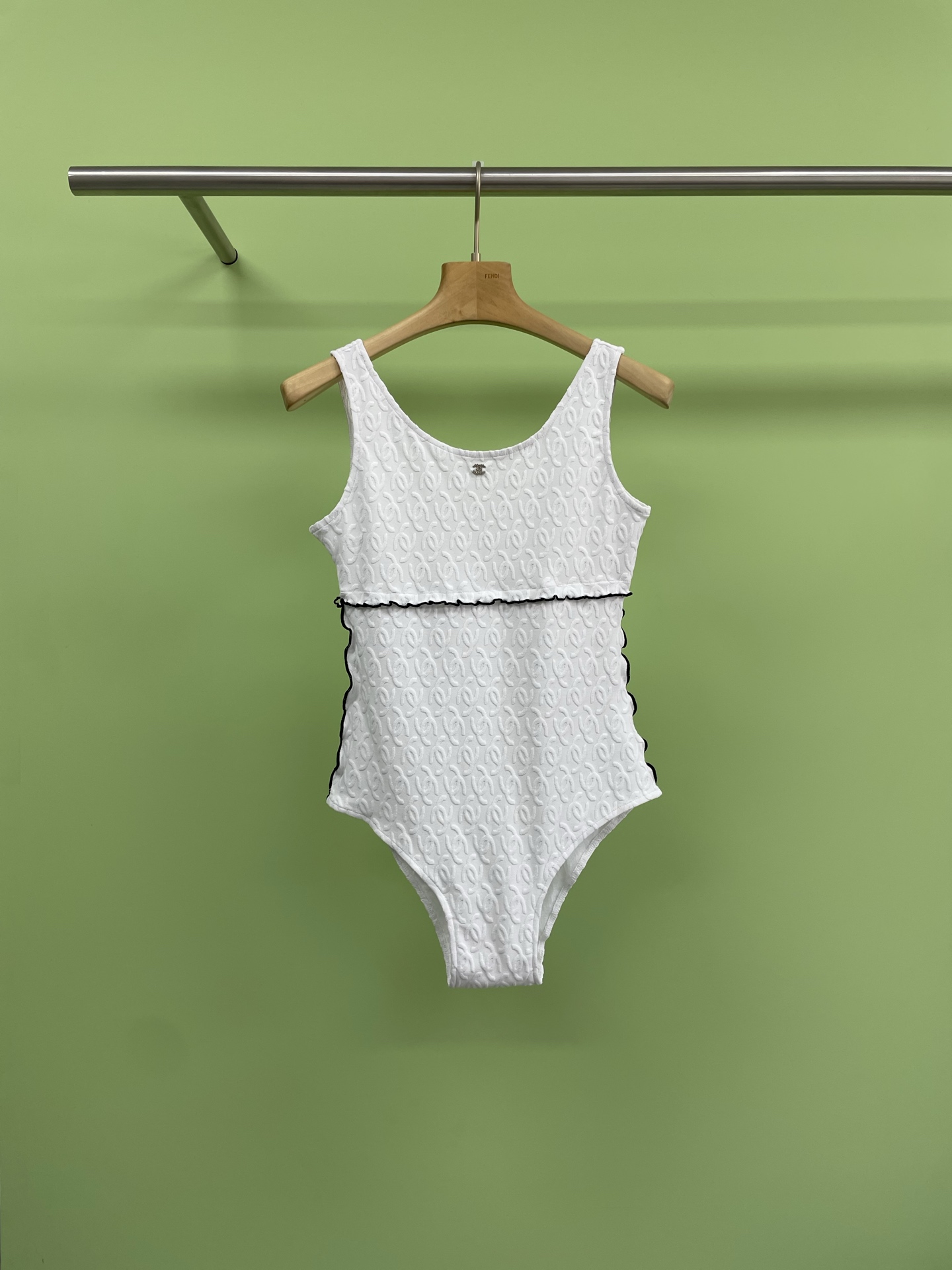 NO:334703,Chanel 2025 spring and summer jacquard one-piece swimsuit, fixed-woven, dyed knitted jacquard fabric, the feel, thickness and elastic properties are consistent with the original version. The two materials of jacquard pattern are combined, and the letters presented have overlapping effects. The arrangement of the patterns is restored one by one. Each detail is carefully polished and repeatedly pondered, which can withstand a detailed look of the fabric craftsmanship. It is very delicate and textured. The positioning of three-dimensional jacquard technology is strictly measured. The original specifications and sizes are made, and the consistent pattern is accurately restored. The fluff has a strong three-dimensional feeling, flat and without gaps, and the touch is soft and plump. The one-piece slim fit style is well displayed, and the fashionable double C embellishment shows a free and casual charm. It is very personal and fashionable and elegant when paired with any item. SML, chanel, chanel, swimsuits, alexander wang19860909Chanel香奈儿2025春夏提花连体泳衣,定织定染针织提花面料,手感、厚薄度、弹力性能都跟原版一致,提花图案高弹丝两种材质结合,呈现的字母有叠影效果,花型的排列规律逐一还原,每一处细节精琢细磨,反复推敲,经得起细看的面料工艺,非常的精细有质感,定位立体提花工艺,严密测量原版规格尺寸制作,精确还原一致花型,绒毛立体感强,平整无隙,手感柔和丰满,连体修身版型,很好地展现纤细身姿,时髦洋气的双C点缀,穿出一身自在随性魅力,搭配任何单品都极具个人特色,时尚大气. 码数SML,,chanel,chanel,swimsuits,alexander wang,Women's clothing