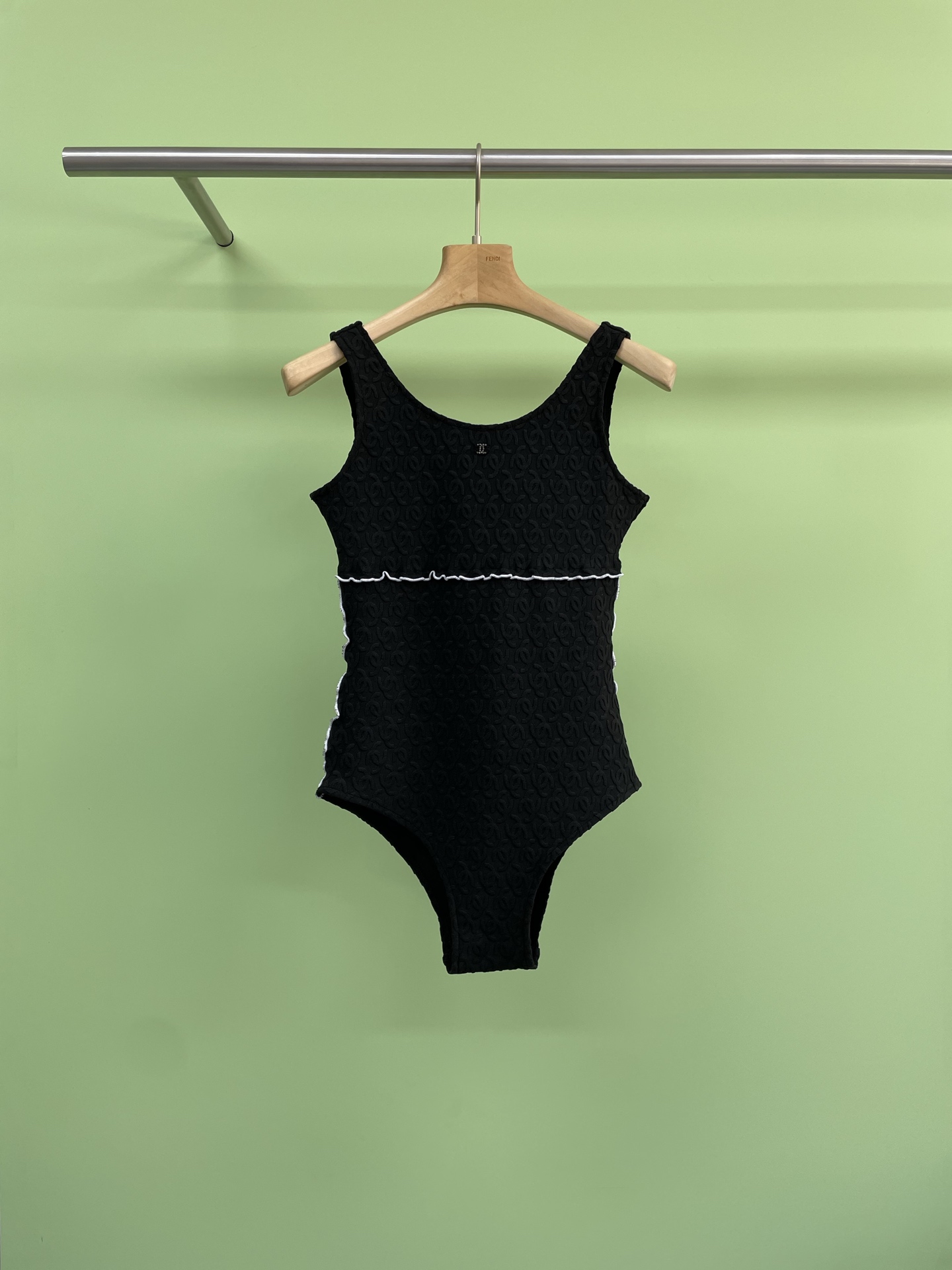 NO:334708,Chanel 2025 spring and summer jacquard one-piece swimsuit, fixed-woven, dyed knitted jacquard fabric, the feel, thickness and elastic properties are consistent with the original version. The two materials of jacquard pattern are combined, and the letters presented have overlapping effects. The arrangement of the patterns is restored one by one. Each detail is carefully polished and repeatedly pondered, which can withstand a detailed look of the fabric craftsmanship. It is very delicate and textured. The positioning of three-dimensional jacquard technology is strictly measured. The original specifications and sizes are made, and the consistent pattern is accurately restored. The fluff has a strong three-dimensional feeling, flat and without gaps, and the touch is soft and plump. The one-piece slim fit style is well displayed, and the fashionable double C embellishment shows a free and casual charm. It is very personal and fashionable and elegant when paired with any item. SML, chanel, chanel, swimsuits, alexander wang19860909Chanel香奈儿2025春夏提花连体泳衣,定织定染针织提花面料,手感、厚薄度、弹力性能都跟原版一致,提花图案高弹丝两种材质结合,呈现的字母有叠影效果,花型的排列规律逐一还原,每一处细节精琢细磨,反复推敲,经得起细看的面料工艺,非常的精细有质感,定位立体提花工艺,严密测量原版规格尺寸制作,精确还原一致花型,绒毛立体感强,平整无隙,手感柔和丰满,连体修身版型,很好地展现纤细身姿,时髦洋气的双C点缀,穿出一身自在随性魅力,搭配任何单品都极具个人特色,时尚大气. 码数SML,,chanel,chanel,swimsuits,alexander wang,Women's clothing