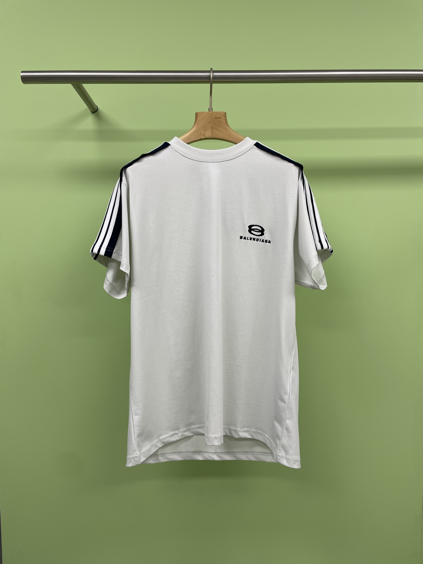 NO:334715,Balenciaga's new double-ring color-blocking short-sleeved T-shirt in spring and summer 2025. Balenciaga is a hit every year. It is a trendy outfit for trendy men and women. I'm tired of playing with the two bars. Now I double the five bars, and the sporty feeling is full. The part spliced ​​on the shoulders is irregularly cut, continuing the wandering and old style of Paris, and switching casually. The double-ring embroidery is even more ecstatic. It is so exquisite that people can't help but patting it crazy. Whether it is a street fashionista with jeans or a casual style with sports pants, it can be easily controlled. It is simply a savior of lazy dressing, eye-catching and not exaggerated. The overall is simple, with a small embroidery decoration on the chest. There is no hole in the old craft this time. If you like simple ones, you can enter.  SML, balenciaga, balenciaga, burberry, jeans, T-shirt, tees, t-shirt, alexander wang19860909Balenciaga巴黎世家2025春夏新款双环拼色短袖T恤,巴家每年都出爆款,又是潮男潮女玩转的穿搭,两道杠玩腻了,现在直接翻倍五道杠,运动感拉满,肩部拼接的部分是不规则的裁剪,延续巴黎的流浪做旧风,运动休闲随意切换,双环刺绣更是细节控狂喜,精致到让人忍不住疯狂拍拍拍,不管搭配牛仔裤做街头潮人,还是配运动裤走休闲风,都能轻松拿捏,简直是懒人穿搭救星,吸睛又不显浮夸,整体是简简单单的,胸口小刺绣装饰,这次没有破洞做旧工艺,喜欢简简单单的可以入. 码数SML,,balenciaga,balenciaga,burberry,jeans,T-shirt,tees，t-shirt,alexander wang,Women's clothing