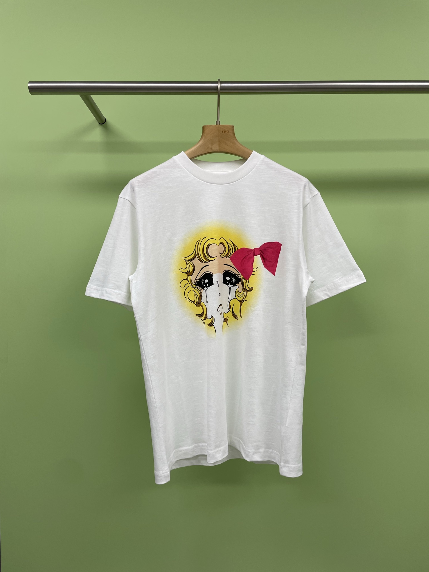 NO:334722,PUSHBUTTON designer brand 2025 early autumn beautiful girl print short-sleeved T-shirt, round neck crying baby face print loose short-sleeved T-shirt, beautiful girl T is really white, super senseless breathable and unfinished print, girl heart is full of energy, who can stand it and not like this Tee, retro, cute and quirky pattern decoration, interesting design and bold and saturated tones are completely refreshing, it is highly recommended that everyone use one piece, single wear and layer it is OK. SML, T-shirt,tees, t-shirt,alexander wang19860909PUSHBUTTON设计师品牌2025早秋美少女印花短袖T恤,圆领哭泣娃娃脸印花宽松短袖T恤,美少女T真的太显白了,超级无感透气拔印印花,少女心爆棚啦,谁能耐得住不去喜欢这款Tee ,复古可爱又精灵古怪的图案装饰,有趣的设计以及大胆饱和的色调完全让人耳目一新,极力推荐人手一件,单穿,叠穿都OK. 码数SML,,T-shirt,tees，t-shirt,alexander wang,Women's clothing