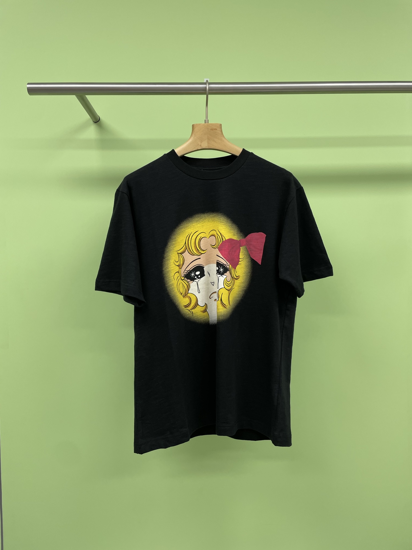 NO:334726,PUSHBUTTON designer brand 2025 early autumn beautiful girl print short-sleeved T-shirt, round neck crying baby face print loose short-sleeved T-shirt, beautiful girl T is really white, super senseless breathable and unfinished print, girl heart is full of energy, who can stand it and not like this Tee, retro, cute and quirky pattern decoration, interesting design and bold and saturated tones are completely refreshing, it is highly recommended that everyone use one piece, single wear and layer it is OK. SML, T-shirt,tees, t-shirt,alexander wang19860909PUSHBUTTON设计师品牌2025早秋美少女印花短袖T恤,圆领哭泣娃娃脸印花宽松短袖T恤,美少女T真的太显白了,超级无感透气拔印印花,少女心爆棚啦,谁能耐得住不去喜欢这款Tee ,复古可爱又精灵古怪的图案装饰,有趣的设计以及大胆饱和的色调完全让人耳目一新,极力推荐人手一件,单穿,叠穿都OK. 码数SML,,T-shirt,tees，t-shirt,alexander wang,Women's clothing