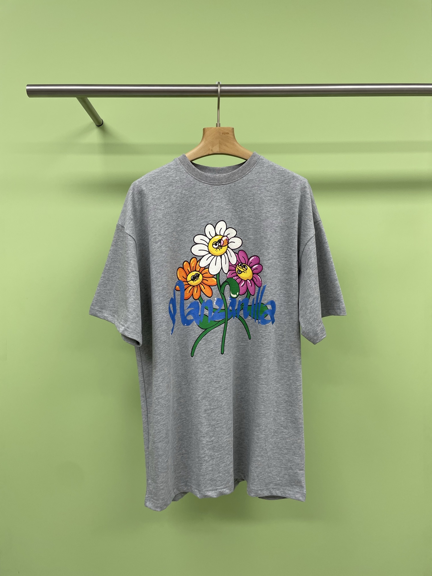 NO:334730,Manzanilla Spring and Summer 25 Daisy offset printed short-sleeved round-neck T-shirt, which has been out of stock recently. Do you want a versatile and age-reducing T-shirt?  Little Daisy letter printed T-shirts to save your outfit difficulties. If you are tired of wearing monotonous basic styles, this loose T-shirt for men and women, the small daisy print is super eye-catching, the letter design adds a trendy feeling, and the slimming effect is MAX. Are you always confused about the cost-effectiveness when choosing clothes?  It perfectly balances price and quality, is not expensive and durable, and best friend's recommendation must be a favorite. Whether it is a denim or a short skirt, it can easily create a casual or sweet style. Wear more clothes and is a must-have for all seasons. Wear it, not only will you make a full return rate when going out on the street, but also beautiful when taking a trip. The fashion sense is instantly improved. Add it to your summer wardrobe and let the little daisies bring you a good mood. SML, skirts, T-shirt, tees, t-shirt, alexander wang19860909Manzanilla25春夏 雏菊胶印短袖圆领T恤,最近衣橱大缺货,想要一件百搭又减龄的T恤吗？小雏菊字母印花T恤来拯救你的穿搭困境,穿腻了单调的基础款,这款男女同款的宽松T恤,小雏菊印花超吸睛,字母设计增添潮流感,显瘦效果MAX,挑选衣服总是纠结性价比？它完美平衡价格与品质,不贵又耐穿,闺蜜推荐必然是心头好,无论是配牛仔还是短裙,轻松打造休闲或甜美风,一衣多穿,四季必备,穿上它,不仅日常出街赚足回头率,旅行拍照更是美美哒,时尚感瞬间提升,快把它加入你的夏日衣橱,让小雏菊为你带来好心情吧. 码数SML,,skirts,T-shirt,tees，t-shirt,alexander wang,Women's clothing