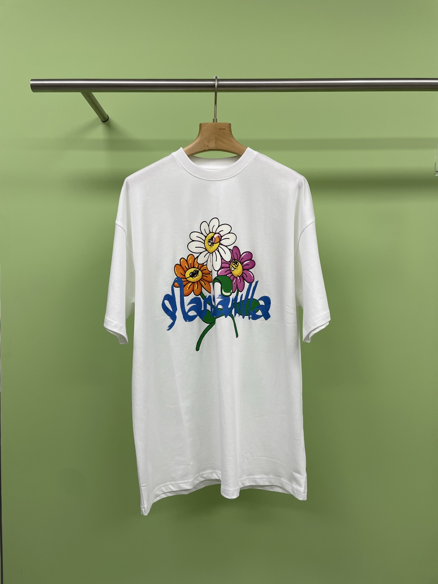 NO:334734,Manzanilla Spring and Summer 25 Daisy offset printed short-sleeved round-neck T-shirt, which has been out of stock recently. Do you want a versatile and age-reducing T-shirt?  Little Daisy letter printed T-shirts to save your outfit difficulties. If you are tired of wearing monotonous basic styles, this loose T-shirt for men and women, the small daisy print is super eye-catching, the letter design adds a trendy feeling, and the slimming effect is MAX. Are you always confused about the cost-effectiveness when choosing clothes?  It perfectly balances price and quality, is not expensive and durable, and best friend's recommendation must be a favorite. Whether it is a denim or a short skirt, it can easily create a casual or sweet style. Wear more clothes and is a must-have for all seasons. Wear it, not only will you make a full return rate when going out on the street, but also beautiful when taking a trip. The fashion sense is instantly improved. Add it to your summer wardrobe and let the little daisies bring you a good mood. SML, skirts, T-shirt, tees, t-shirt, alexander wang19860909Manzanilla25春夏 雏菊胶印短袖圆领T恤,最近衣橱大缺货,想要一件百搭又减龄的T恤吗？小雏菊字母印花T恤来拯救你的穿搭困境,穿腻了单调的基础款,这款男女同款的宽松T恤,小雏菊印花超吸睛,字母设计增添潮流感,显瘦效果MAX,挑选衣服总是纠结性价比？它完美平衡价格与品质,不贵又耐穿,闺蜜推荐必然是心头好,无论是配牛仔还是短裙,轻松打造休闲或甜美风,一衣多穿,四季必备,穿上它,不仅日常出街赚足回头率,旅行拍照更是美美哒,时尚感瞬间提升,快把它加入你的夏日衣橱,让小雏菊为你带来好心情吧. 码数SML,,skirts,T-shirt,tees，t-shirt,alexander wang,Women's clothing