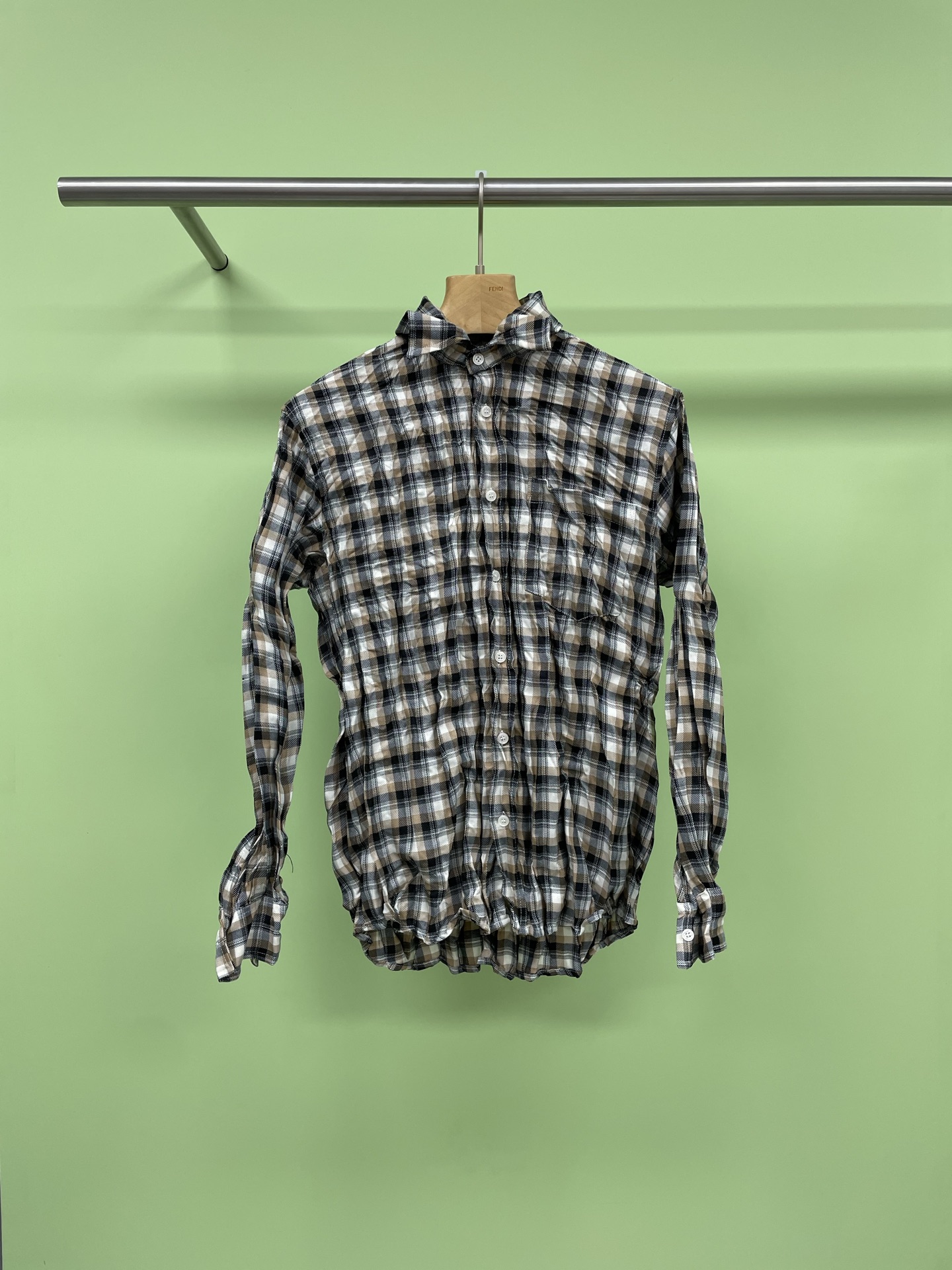 NO:334719,ACNE Do all your shirts look so good?  Paper man pleated shirts, 25-style shirts that won't be full of styles on the street. The unique atmosphere brought by wearing shirts is wrinkled, so there is no need for extra care. Moreover, because of the fabric, it has a layered feeling. The thickness of the shirt is just suitable for seasons like spring. You can go out with just one hand from the wardrobe. It is simple and does not make mistakes. The fake memory fabric shirts that create a wrinkle through specific processing are rich in visual layers. The design fully utilizes the characteristics of paper-like wrinkles. Through the integration of wrinkles, the dullness and monotony of traditional shirts are broken, giving the shirt more fashionable and agile. Whether it is matched with jeans, casual pants or other clothing items, different fashion styles can be easily created.19860909ACNE你家的衬衫都这么好看吗？纸片人褶皱衬衣,25秀款不会满大街撞款的衬衣,衬衫乱穿带来的独特氛围感,衬衫自带褶皱感因此不需要多余的打理,而且因为面料的缘故穿上自带层次感,衬衫的厚薄程度刚好适合春下这类季节,从衣柜随手一拿就能出门,简单不出错,通过特定处理营造出皱感的假记忆面料衬衣,视觉层次丰富,设计上充分利用了纸感皱褶的特性,通过褶皱元素的融入,打破了传统衬衫的沉闷与单调,赋予了衬衫更多的时尚感和灵动感,无论是搭配牛仔裤、休闲裤还是其他服饰单品,都能轻松打造出不同的时尚风格. 码数XS S M,,acne studios,jeans,shirts,alexander wang,Women's clothing