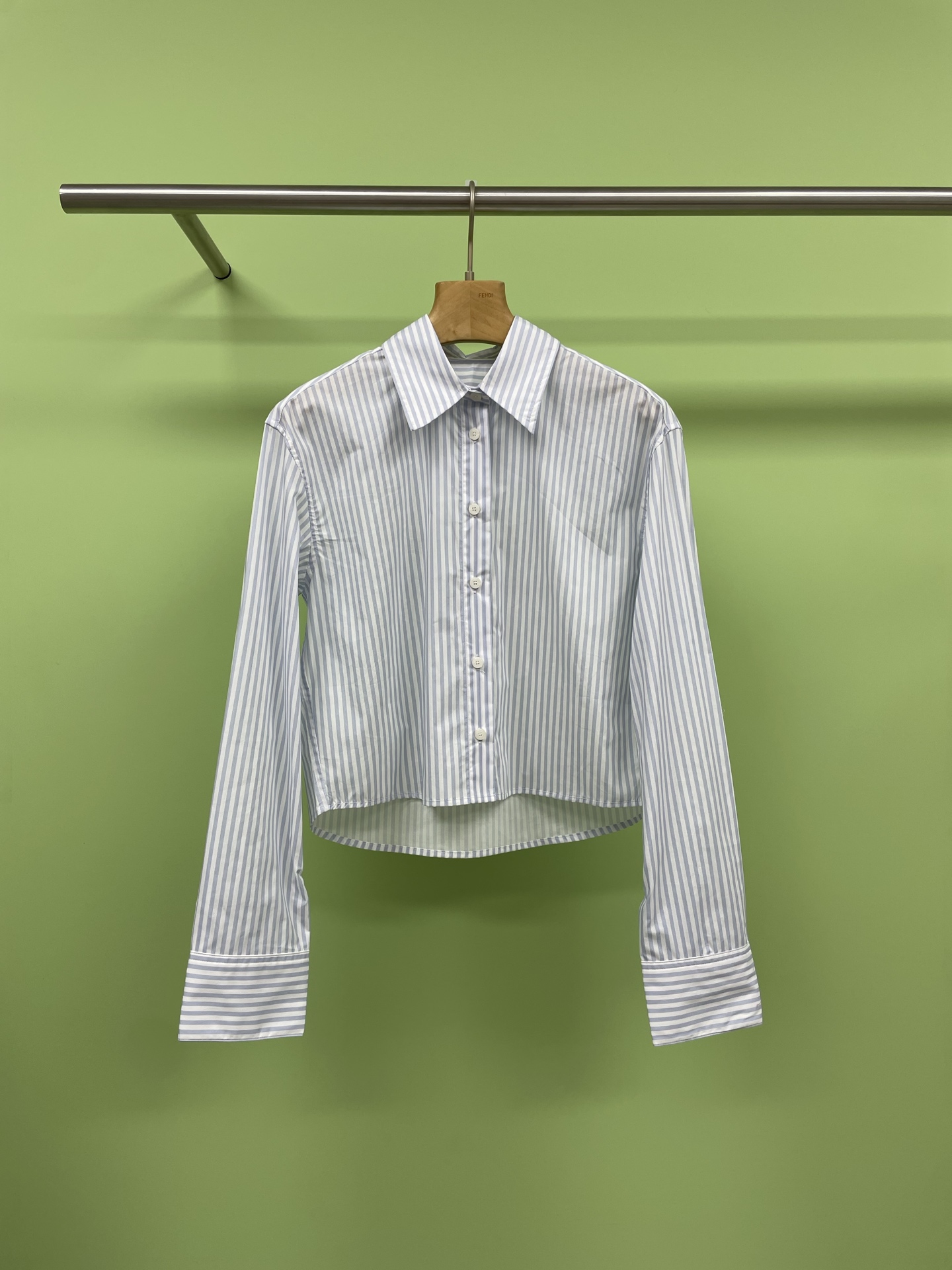 NO:335573,ACNE Studio 1996 series striped high-waist short shirt, a popular spring and summer hot style, you will be out of control when you wear it. The short shirt is short and half-thick, which makes you look slim and look high. The short design just reveals the slim waist and the upper body instantly lengthens the leg proportions. It is also very friendly to small girls. It will become long legs in seconds with high waist pants. It is casual and neat. It is exquisite and elegant. It feels like a girl when you pull it off. It is a hot girl with jeans and a short skirt. It is also sweet and spicy. It debuts on the spot. In short, this is a seductive and invisible immortal item. The high waistline perfect figure created by the upper body is so unsightly. No one can take a look at it. Especially small sisters must wear it like this and be the most beautiful boy this summer. SML, acne  studios,dior,skirts,jeans,shirts,alexander wang19860909ACNE Studio 1996系列条纹高腰短款衬衫,春夏大热的火爆款,穿上它对短款上衣的热爱就会一发不可收拾,衬衫短半截显瘦显高值拉满,短款设计刚好露出小蛮腰上身瞬间拉长腿部比例,对小个子女生也特别友好,搭配高腰裤秒变大长腿,随性利落中不乏精致优雅气质,拽姐即视感,和牛仔裤搭配上身妥妥辣妹感,搭配短裙也可以,又甜又辣原地出道,总之这是一件撩人于无形的神仙单品,上身营造的高腰线完美身材,谁看了都移不开眼,特别是小个子姐妹绝对要这样穿,做这个夏天最靓的仔. 码数SML,,acne studios,dior,skirts,jeans,shirts,alexander wang,Women's clothing