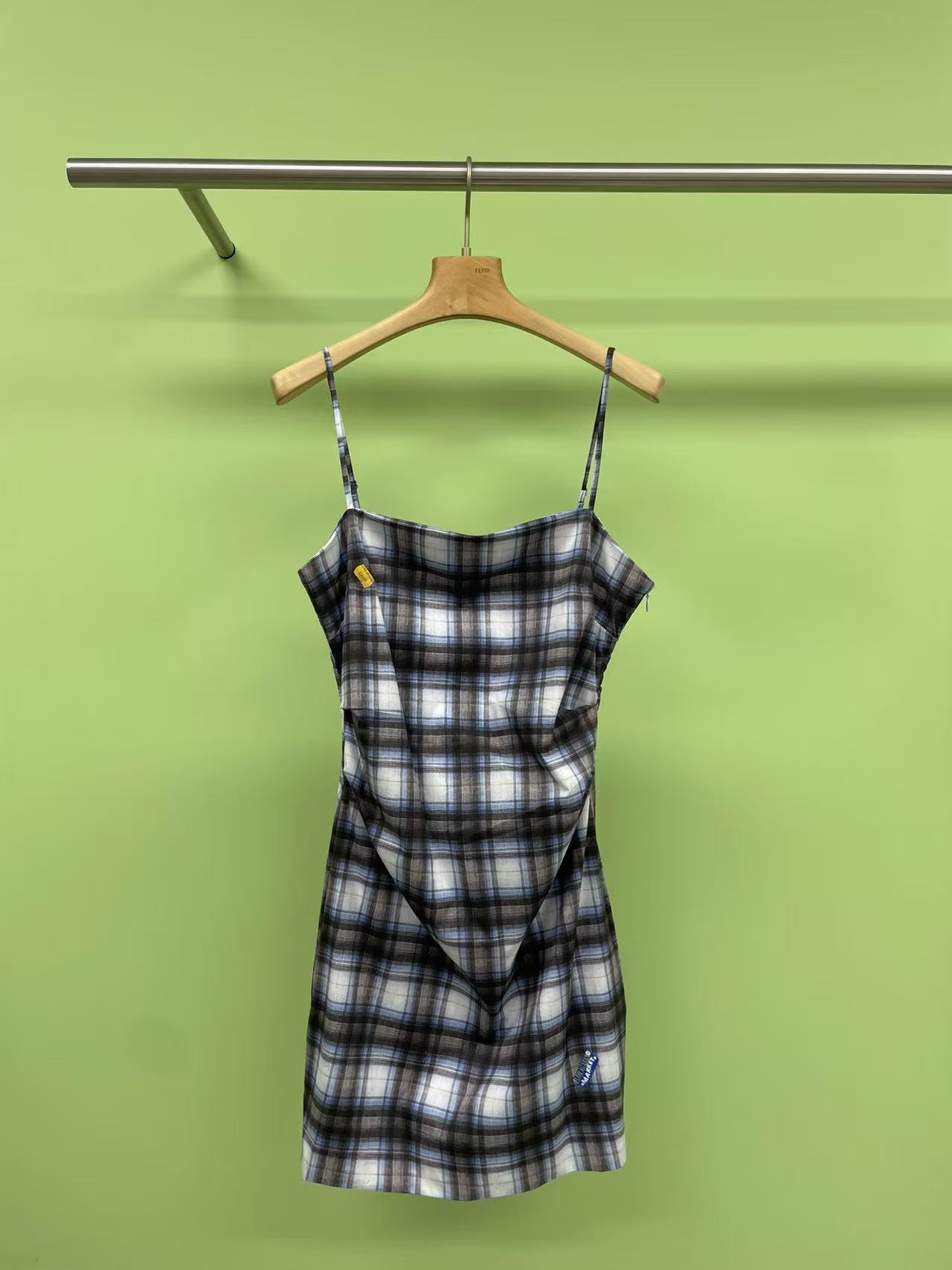 NO:335579,Acne Studios 2025 spring and summer new plaid badge suspender skirt, with classic blue and white as the main tone, mixed with calm gray, interwoven into a unique plaid pattern. This plaid skirt makes the sweet and spicy atmosphere feel clear, and the French girl feels full, who doesn't own this fairy suspender skirt, the waist-closing cut directly pinchs the comic waist, the paper people feel the feeling, the badge is matched with sweet girls, the pure desire style is directly full, with straw bags and Mary Zhen shoes, the lazy vacation feeling directly overflows the screen, the date is gentle and seductive, and the harvester is instantly turned into a harvester, the wardrobe lacks the atmosphere in the wardrobe, the baby boy closes his eyes and rushes. SML, acne studios, dior, mary jane, espadrilles, skirts, alexander wang19860909Acne Studios2025春夏新款格纹徽章吊带裙,以经典蓝白为主调,间杂着沉稳灰,交织出独具韵味的格纹图案,这条格子裙把甜辣氛围感玩明白了,法式少女感直接拉满,是谁还没拥有这条神仙吊带裙,收腰剪裁直接掐出漫画腰,纸片人既视感拿捏,徽章搭配甜妹小心机藏不住啦,纯欲风直接拉满,配草编包和玛丽珍鞋,慵懒度假感直接溢出屏幕,约会穿温柔又撩人,出街秒变回头率收割机,衣柜里缺氛围感战袍的宝子闭眼冲. 码数SML,,acne studios,dior,mary jane,espadrilles,skirts,alexander wang,Women's clothing