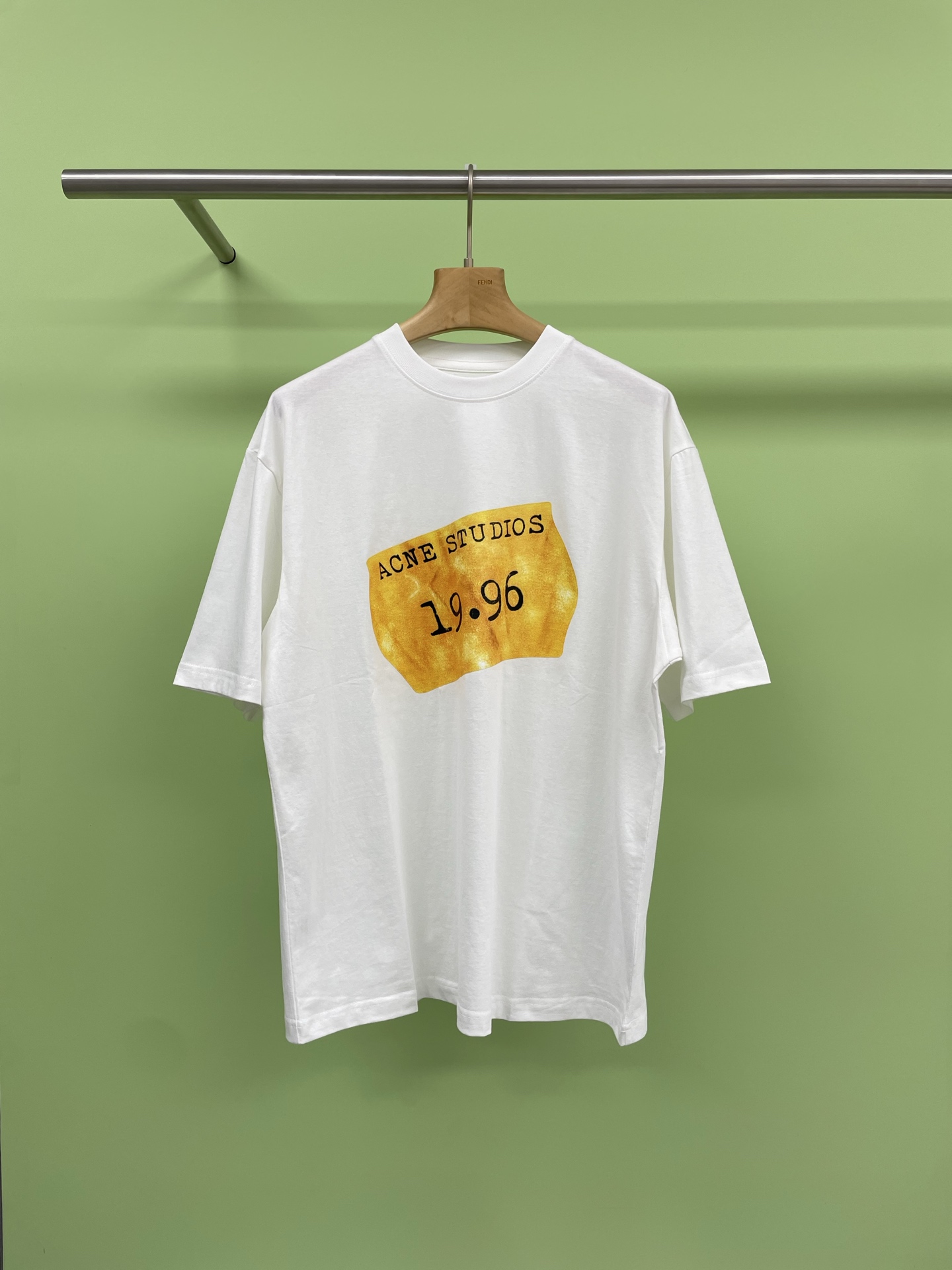 NO:335585,AcneStudios 2025 Spring and Summer Midsummer Series 1996 letter printed T-shirt, another popular short-sleeved sleeves on the Internet, made by washing and polishing, retro and fashionable. The letter printing on the chest is lazy and casual, and it can easily wear a fashionable feeling. It is favored by many celebrities and celebrities. It has a retro atmosphere and a fashionable feeling. Whether it is to show personality alone or as an inner layer, you can easily control various styles. You can take a look at it and you can take a trendy blockbuster with a thin fabric, soft and skin-adhesive, and it can always be kept refreshed in the hot summer. The cotton-linen blend not only has a texture upgrade, but also has a delicate and gentle touch when touched. It is recommended to choose loose number one, and the lazy and casual slack feeling will be immediately available. Number XS S M,,acne  studios,dior,T-shirt,tees,t-shirt,alexander wang19860909AcneStudios2025春夏Midsummer系列1996字母印花T恤,又是一款全网爆火短袖,经过洗水磨毛软化制作而成,复古又自带时尚感,胸口字母印花慵懒随性,轻松穿出潮感,受到很多明星网红的青睐,复古氛围感十足,轻松拿捏时尚感,不管是单穿彰显个性,还是作为内搭叠穿,都能轻松驾驭各种风格,出街随手一拍就是潮流大片,面料轻薄,柔软贴肤,透气性绝佳,夏日炎炎也能时刻保持清爽,棉麻混纺不仅质感升级,触摸间更有细腻温柔的触感,建议选宽松一号,慵懒随性的松弛感立马就有了. 码数XS S M,,acne studios,dior,T-shirt,tees，t-shirt,alexander wang,Women's clothing