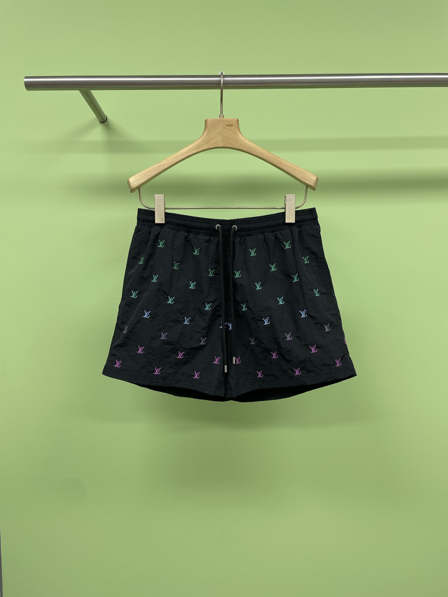 NO:335591,LV2025 spring and summer new gradient logo beach shorts are so suitable for wearing by the sea. The popular LV beach shorts that are popular every year are here again this year!  A must-have for summer, very simple and comfortable, it can be used as daily sports shorts or swimming trunks, which look good for both men and women. The one that is absolutely surprising on the upper body, paired with a series of jackets, I really love it. No matter how you want to wear it, you will have no minefields. The temperament of a rich family. This year's summer items are so beautiful. SML,,louis vuitton, shorts, jackets & coats,alexander wang19860909LV2025春夏新款渐变Logo沙滩短裤,太适合海边穿了,每年大热的LV驰骋海边的沙滩短裤,今年又来啦！夏天必备的一款,很简单,也很舒服,可以当做日常运动短裤也可以当泳裤,男女穿都好看 上身绝对惊喜的一款,搭配系列外套,真的非常爱的一款,想怎么穿都没有雷区,妥妥的富家子弟气质 今年的夏季单品都太好看啦. 码数SML,,louis vuitton,shorts,jackets & coats,alexander wang,Women's clothing