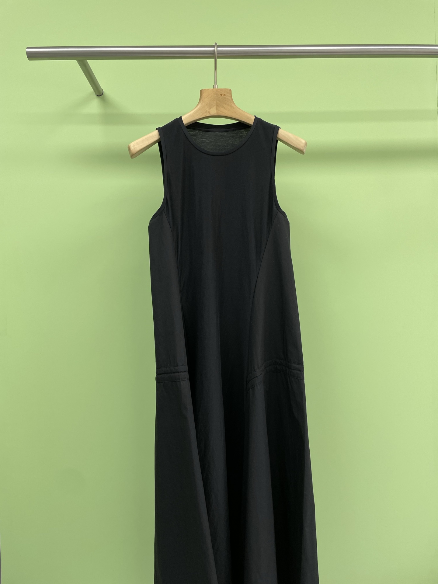 NO:335597,Cos2025 spring and summer new splicing dress, in the light breath of summer, this dress knitted with innovation as a stitch quietly blooms with agile poetry. The knitted fabric of Kassi and hemp is as gentle as morning mist, and the high veil and twisted nylon silk dances between the warp and wefts, woven with light texture, but hides the muscles that support time. The wind and sun still maintain an elegant outline. The rippling cotton fabric on the side has a warm touch after fermentation. 100 single yarns are waving soft ripples in the sun. Every time they turn, they roll up the folds like clouds. The smooth A-shaped contour hangs from the shoulders and neck, like the track of ink staining on rice paper, the upper half  The body implicitly outlines the curves, and suddenly blooms below the waistline. The skirt draws the shape of the wind while walking. The most heart-wrenching thing is the pair of crescent-shaped tunnels hidden around the waist. The strings pass through it like plucking the strings of a harp, and can solidify the side waves into the desired arc as you like a breeze blowing the spring water, or surging like the waves, the mysterious and deep ink color and the light green like the buds of early spring whisper. The former flows in the twilight, and the latter reveals the beads in the morning light. Women of different moods can find the reflection of their souls here. This is not only a dress, but also a flowing work of art, making every figure wearing it a walking prose poem in the city.  SML, skirts, alexander wang19860909Cos2025春夏新款拼接连衣裙,在夏日轻盈的呼吸里,这袭以创新为针脚编织的连衣裙悄然绽放灵动的诗意,卡丝麻针织面料如晨雾掠过肌肤般温柔,高支面纱与加捻锦纶丝在经纬间跳起双人舞,织就轻若无物的质感,却藏着撑起时光的筋骨,任风吹日晒依旧保持着优雅的轮廓,侧边荡漾的全棉面料带着酵洗后的温润触感,100支单纱在阳光下泛着柔光涟漪,每一次转身都卷起云朵般的褶皱,流畅的A字廓形自肩颈处垂落,如同水墨在宣纸上晕染的轨迹,上半身含蓄地勾勒曲线,自腰线以下骤然盛放,裙裾在行走间划出风的形状,最令人心动的是那对藏在腰际的弯月形隧道,细绳穿梭其中如同拨动竖琴的琴弦,可随心将侧摆的波浪凝固成心仪的弧度——或如微风吹皱春水,或似海浪奔涌舒展,神秘深邃的墨色与初春新芽般的浅绿各自低语,前者在暮色里流转星光,后者在晨光中沁透露珠,不同心境的女子都能在此找到灵魂的倒影,这不仅是件衣裳,更是流动的艺术品,让每个穿着它的身影都成为城市里一首会行走的散文诗. 码数SML,,skirts,alexander wang,Women's clothing