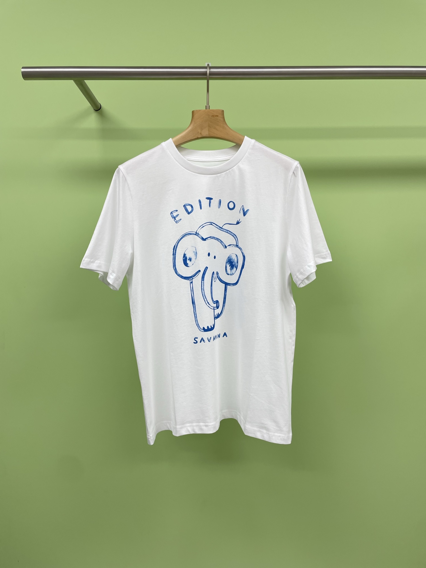 NO:335580,EDITION2025 summer 5A casual round neck full cotton hand-painted elephant T-shirt, this women's loose T-shirt uses 32 double yarn full cotton knitted fabric to create a smooth and skin-friendly wearing experience. The double yarn craft gives the fabric a delicate and crisp texture. The high-density knitted structure makes clothes not easy to loosen and deform. The natural breathable properties of pure cotton material make every breath feel refreshed. Even in midsummer, it can quickly absorb the sweat on the surface of the skin and keep it dry and comfortable. The H-shaped cut uses neat straight lines to build a highly inclusive silhouette. The subtle shoulder drop design cleverly weakens the edges of the shoulders, transforming the originally wide and thick shoulder lines into a lazy and relaxing curve, and combining the right bust allowance to make the front chest  The thickness of the back is naturally hidden in the draped fabric, like a layer of flowing tulle covering the figure, showing the slim vision of a paper man in every move. The front page adopts a deep-sea blue and white ink printing process. The transparent sea blue is like the waves under the moonlight and blemishes on the surface of the cotton cloth. The special slurry is formed with a slightly embossed three-dimensional pattern after high-temperature color fixation, which not only maintains the soft touch of cotton but also makes the printed color lasting for a long time. The deep blues seem to seal the coolness of the entire ocean in the hem of the clothes. When the visual coolness of the sea salt breath meets the physical cooling of the cotton fabric, it instantly soothes the boredom caused by the heat and creates a basic magical battle robe that can penetrate the sea breeze.  SML, tees, t-shirt, alexander wang19860909EDITION2025夏款5A休闲圆领全棉手绘小象T恤衫,这款女装宽松T恤以32支双纱全棉针织面料打造出柔滑亲肤的穿着体验,双纱工艺赋予面料细腻挺括的肌理感,高密度针织结构让衣物不易松垮变形,纯棉材质天然透气的特性让每一次呼吸都裹挟着清爽感,即使盛夏也能快速吸走肌肤表层汗液保持干爽舒适,H型剪裁以利落的直线条构筑包容性极强的廓形,微妙的落肩设计巧妙弱化肩部棱角,将原本宽厚的肩线转化为慵懒松弛的弧度,配合恰到好处的胸围余量让前胸后背的厚度在垂坠面料中自然消隐,如同为身形覆上一层流动的薄纱,举手投足间尽显纸片人般的纤薄视觉,前幅采用深海蓝白墨印花工艺,通透的海蓝色如月光下的海浪在棉布表面晕染出深浅变幻的波纹,特殊浆料经过高温固色处理形成略带浮雕感的立体图案,既保持了棉质的柔软触感又让印花色彩历久弥新,深邃的蓝调仿佛将整片海洋的沁凉封印在衣摆间,当海盐气息的视觉清凉与全棉织物的物理降温相遇,瞬间抚平燥热带来的烦闷心绪,成就一件能穿进海风的基础款魔法战袍. 码数SML,,tees，t-shirt,alexander wang,Women's clothing