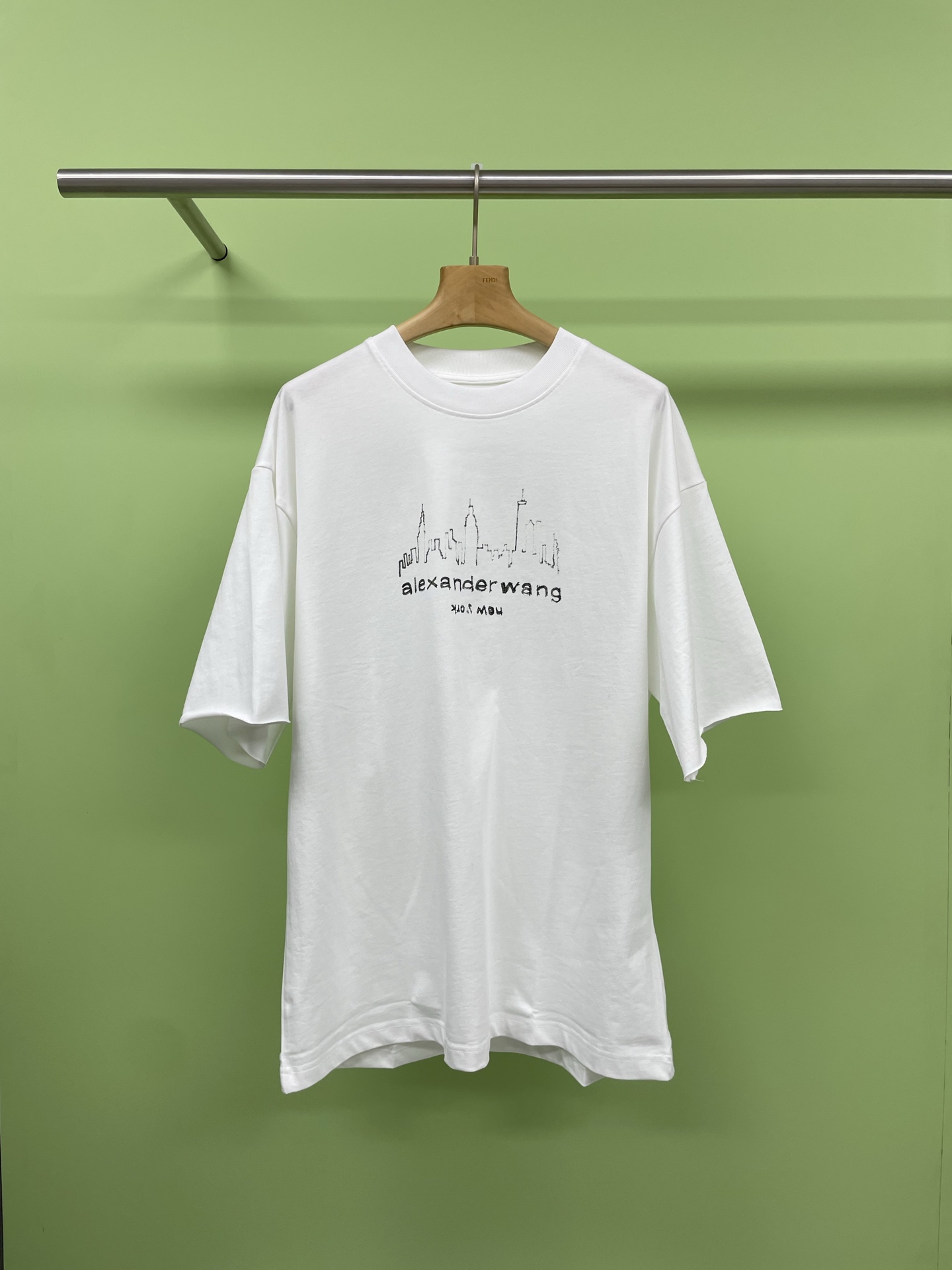 NO:335586,Alexanderwang 2025 spring and summer neutral loose graffiti logo wash round neck short-sleeved T-shirt, heavy high-groove heavy handmade graffiti old short-sleeved short-sleeved items in all seasons, versatile items in all seasons, must-have high-groove heavy short-sleeved T-shirt, have you got it? Today, the treasures will share with you a very unique new short-sleeved T-shirt, Gaoke heavy custom fabric, excellent texture, crisp and stylish upper body, not the soft material, the most attractive thing is the handmade graffiti craftsmanship, each piece looks like a unique work of art, retro and fashionable, you will never wear the same clothes when you wear it, the loose style is super slim and slim, and it is very inclusive to all figures. The round neck design is simple and versatile, whether it is paired with jeans or shorts, whether it is on a daily street, date or vacation, this T-shirt  All shirts can be easily controlled, allowing you to stand out among the crowd. Sisters who like niche and design-like clothes must not miss it. SML, alexander wang, shorts, jeans, T-shirt, tees, t-shirt, alexander wang19860909Alexanderwang亚历山大王2025春夏中性宽松涂鸦徽标水洗圆领短袖T恤,重磅高克重手工涂鸦做旧短袖,四季百搭单品,四季必备高克重短袖T恤,你get了吗,宝子们今天给大家分享一款超有个性的新品短袖 T 恤,高克重定制面料,质感超棒,上身挺括有型,不是那种软趴趴的材质,最吸引人的是手工涂鸦工艺,每一件都像是独一无二的艺术品,复古又时尚,穿出去绝对不会撞衫,宽松版型超显瘦,对各种身材的包容性都很强,圆领设计简约百搭,无论是搭配牛仔裤,还是短裤都很合适,不管是日常出街、约会还是度假,这款 T 恤都能轻松驾驭,让你在人群中脱颖而出,喜欢小众、有设计感衣服的姐妹千万不要错过啦. 码数SML,,alexander wang,shorts,jeans,T-shirt,tees，t-shirt,alexander wang,Women's clothing