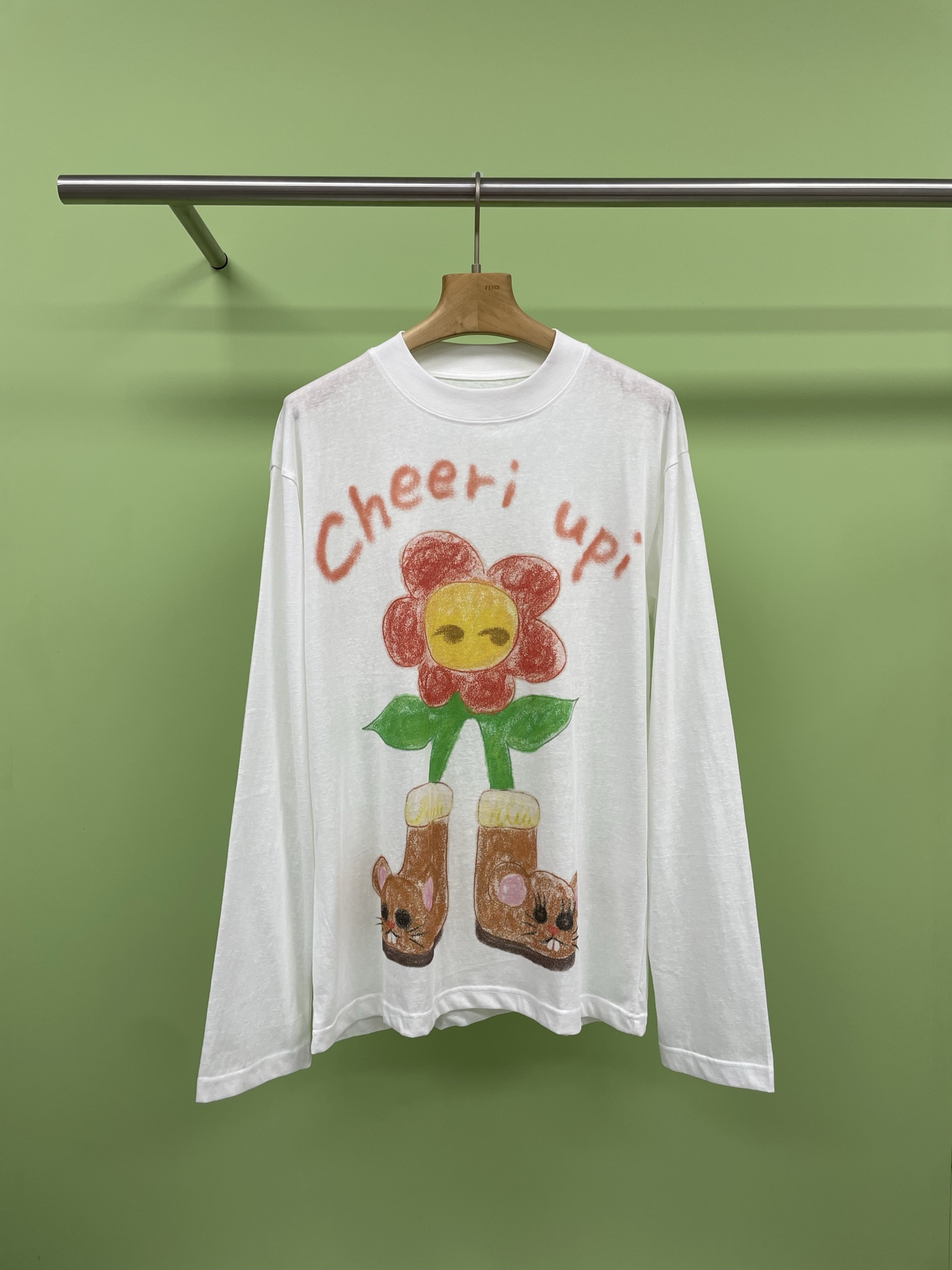 NO:335592,CHEERi UPi2025 spring and summer white happy mouse flower doodle long-sleeved T-shirt, designer flower print long-sleeved sunscreen top, outlines the romantic atmosphere with light and breathable fabric, exquisite floral print embellishment, very comfortable and inclusive, sun protection also adds an elegant layering, whether it is a seaside vacation or a stroll, it is put on easily, and it feels soft and skin-friendly. Adjust the body feel according to the climate, loose style, cover the flesh and make it look slim, the upper body paper feels like a déjà vu, the flowers and letter prints on the chest are repeatedly adjusted, time-consuming and labor-intensive, adding three-dimensional effect and richness to the pattern, and it is accurate up. SML, tees, t-shirt, alexander wang19860909CHEERi UPi2025春夏白色快乐鼠花花涂鸦长袖T恤,设计师花朵印花长袖防晒上衣,以轻盈透气的面料勾勒浪漫气息,精致花卉印花点缀,非常惬意,舒适包容,防晒同时增添优雅层次感,无论是海边度假还是漫步,随手披上,轻松应对,手感柔软亲肤,根据气候调节体感,宽松版型,遮肉显瘦,上身纸片人既视感,胸前花朵和字母印花反复调节,耗时费力,为图案增添立体效果和丰富性,精至度up. 码数SML,,tees，t-shirt,alexander wang,Women's clothing