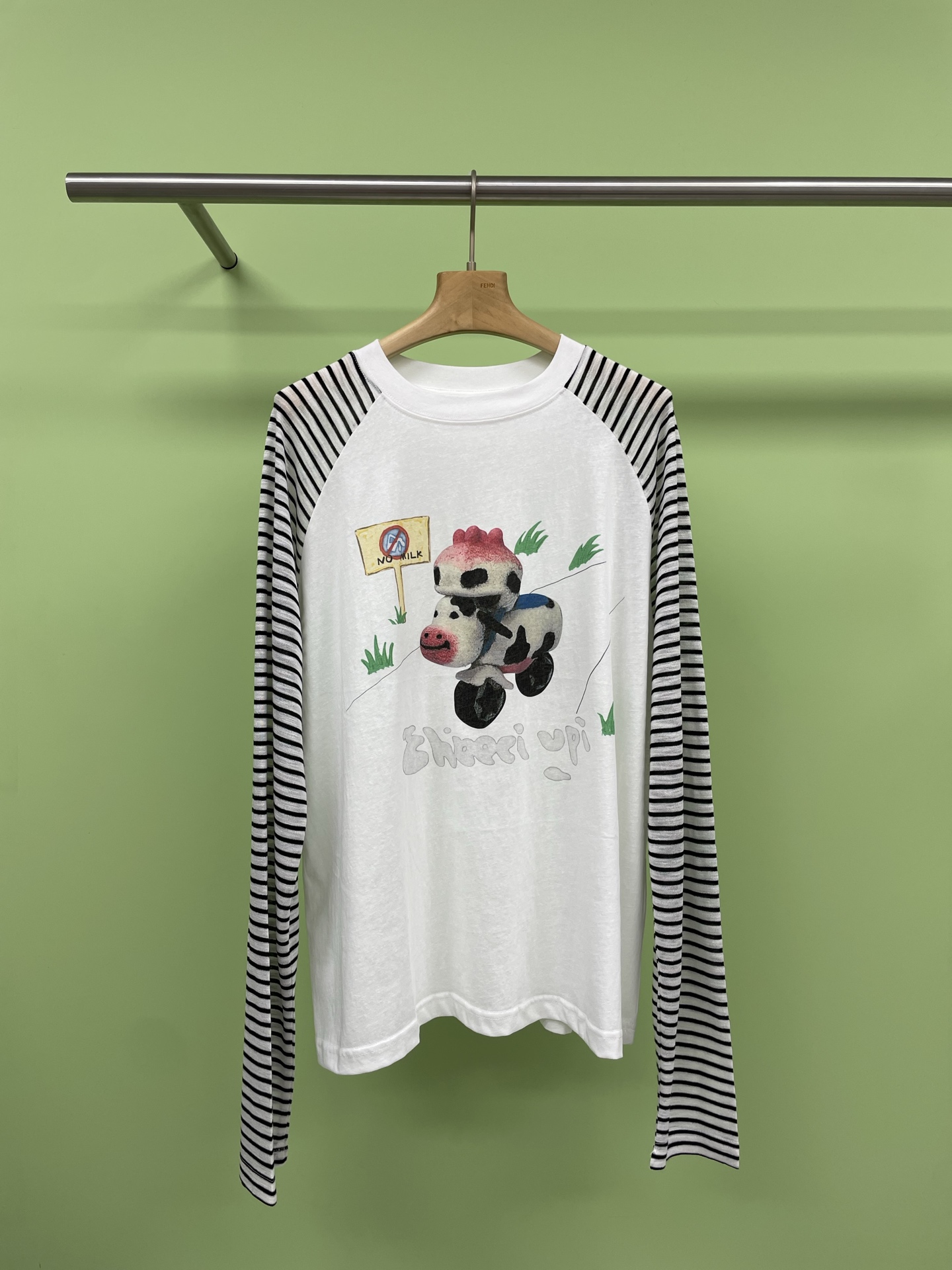 NO:335581,CHEERi UPi2025 spring and summer new cow motorcycle striped raglan shoulder long-sleeved T-shirt, designer striped sleeve printed long-sleeved sun protection top, outlines the romantic atmosphere with light and breathable fabric, exquisite small cow print embellishment, very comfortable and inclusive, sun protection also adds an elegant layering, whether it is a seaside vacation or a stroll, it is put on easily, and it feels soft and skin-friendly. Adjust the body feel according to the climate, loose style, cover the flesh and make it look slim, the upper body paper feels like a person, the letter print on the chest is repeatedly adjusted, time-consuming and labor-intensive, adding three-dimensional effect and richness to the pattern, and it is accurate up. SML, tees, t-shirt, alexander wang19860909CHEERi UPi2025春夏新款奶牛摩托车条纹插肩长袖T恤,设计师款条纹袖印花长袖防晒上衣,以轻盈透气的面料勾勒浪漫气息,精致小奶牛印花点缀,非常惬意,舒适包容,防晒同时增添优雅层次感,无论是海边度假还是漫步,随手披上,轻松应对,手感柔软亲肤,根据气候调节体感,宽松版型,遮肉显瘦,上身纸片人既视感,胸前字母印花反复调节,耗时费力,为图案增添立体效果和丰富性,精至度up. 码数SML,,tees，t-shirt,alexander wang,Women's clothing