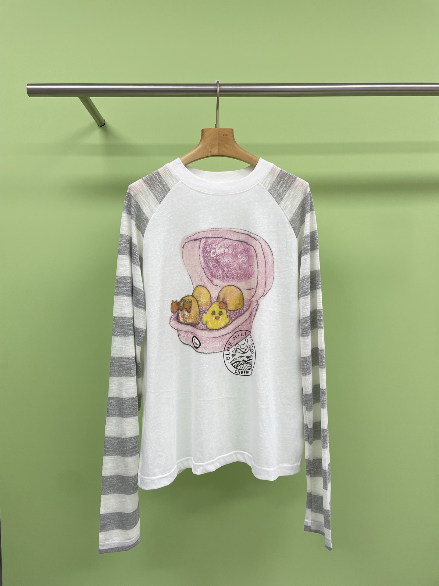 NO:335587,CHEERi UPi25 summer new egg-sleeved striped raglans long-sleeved T-shirt, CHEERi UPi2025 spring and summer new egg-sleeved striped raglans long-sleeved T-shirt, designer striped sleeve printed long-sleeved sun protection top, outlines the romantic atmosphere with light and breathable fabric, exquisite egg-sleeved print embellishment, very comfortable, comfortable and inclusive, sun protection also adds an elegant layering, whether it is a beach vacation or a stroll, it can be easily dealt with, feel soft and skin-friendly, adjusts the body feel according to the climate, loose style, covers the flesh and makes it look slim, the upper body paper feels like a person, the letter print on the chest is repeatedly adjusted, time-consuming and labor-intensive, adding three-dimensional effect and richness to the pattern, and it is accurate up. SML, tees, t-shirt, alexander wang19860909CHEERi UPi25夏季新款鸡蛋仔印花条纹插肩长袖T恤,CHEERi UPi2025春夏新款蛋仔条纹插肩长袖T恤,设计师款条纹袖印花长袖防晒上衣,以轻盈透气的面料勾勒浪漫气息,精致蛋仔印花点缀,非常惬意,舒适包容,防晒同时增添优雅层次感,无论是海边度假还是漫步,随手披上,轻松应对,手感柔软亲肤,根据气候调节体感,宽松版型,遮肉显瘦,上身纸片人既视感,胸前字母印花反复调节,耗时费力,为图案增添立体效果和丰富性,精至度up. 码数SML,,tees，t-shirt,alexander wang,Women's clothing