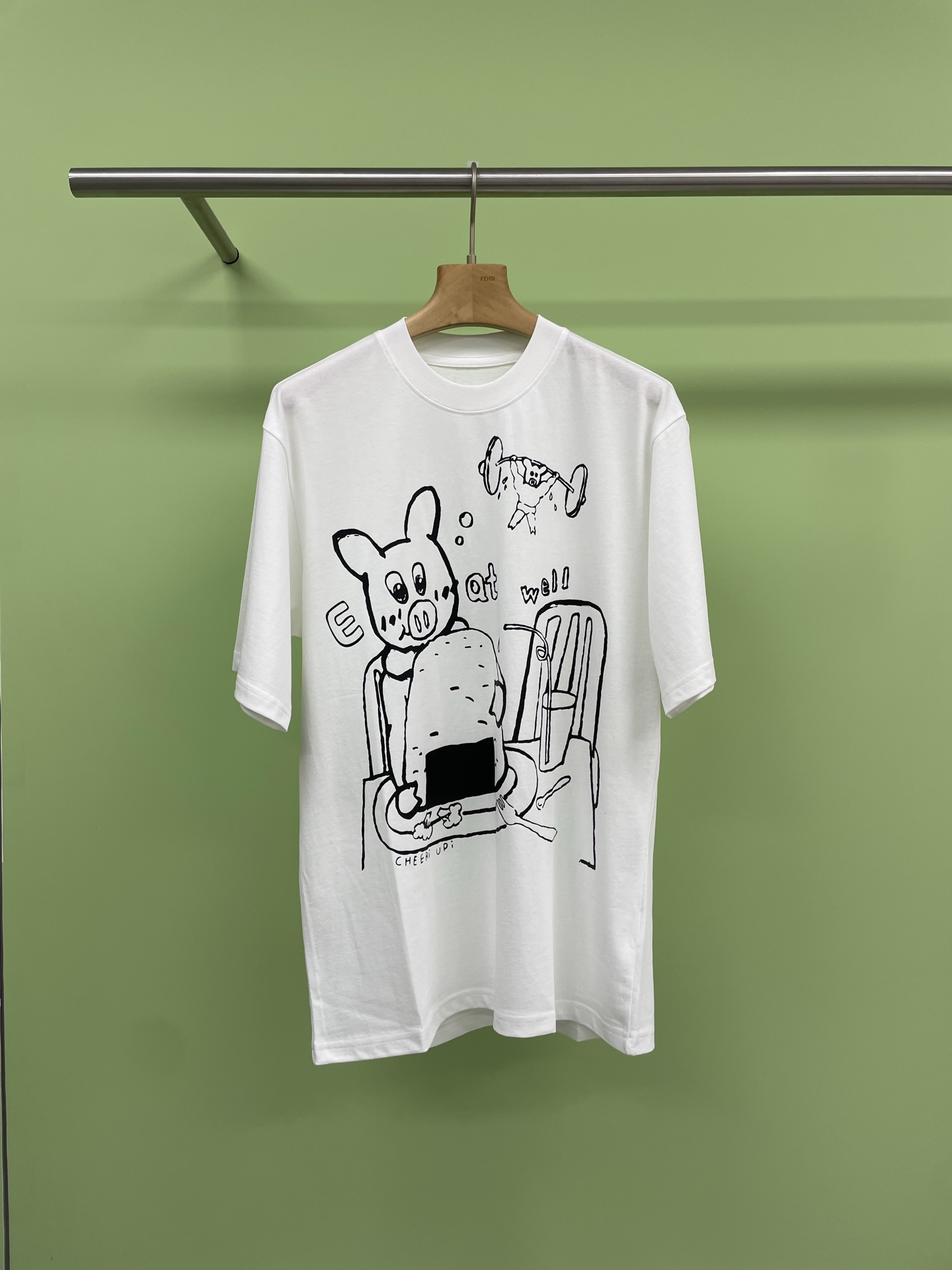 NO:335593,CHEERi UPi25 summer loose casual meal ball pig short-sleeved T-shirt top, who says summer short-sleeved short-sleeved ones are ordinary?  This little pig is cute and cute, with information printing such as washing marks inside. It uses 100 wash cotton fabric, which is light and soft, comfortable and delicate. The overall style has the unique style of the row, full of relaxed natural beauty, the upper body is comfortable and unique. The real thing is super cute, the image of the round little pig rice is too healing. Holding a cool drink in your hand, it looks cool and cool in summer, and the color matching is also very high-end. The white background is gentle and active, the brown color is classic and cool, the printed color is moderately saturated, and friends all feel very high-end when wearing it. SML, T-shirt,tees, t-shirt,alexander wang19860909CHEERi UPi25夏季宽松休闲吃饭团的猪短袖T恤上衣,谁说夏日的短袖平平无奇？这款小猪萌趣可爱凸显辨识度,内里有洗标成份等信息印字,选用100水洗棉面料,轻盈柔软,舒适细腻,整体带有品排独有的风格特色,充满放松的自然美感,上身自在惬意,别有特色,实物超可爱,圆润的小猪干饭的形象也太治愈了,手里拿着冰爽的饮料,夏日看着就很清凉消暑,配色也非常高级,白色款底色温柔中带着活跃,咖色款经典又炫酷,印花色彩饱和度适中,穿在身上小伙伴们都觉得很有高级感. 码数SML,,T-shirt,tees，t-shirt,alexander wang,Women's clothing