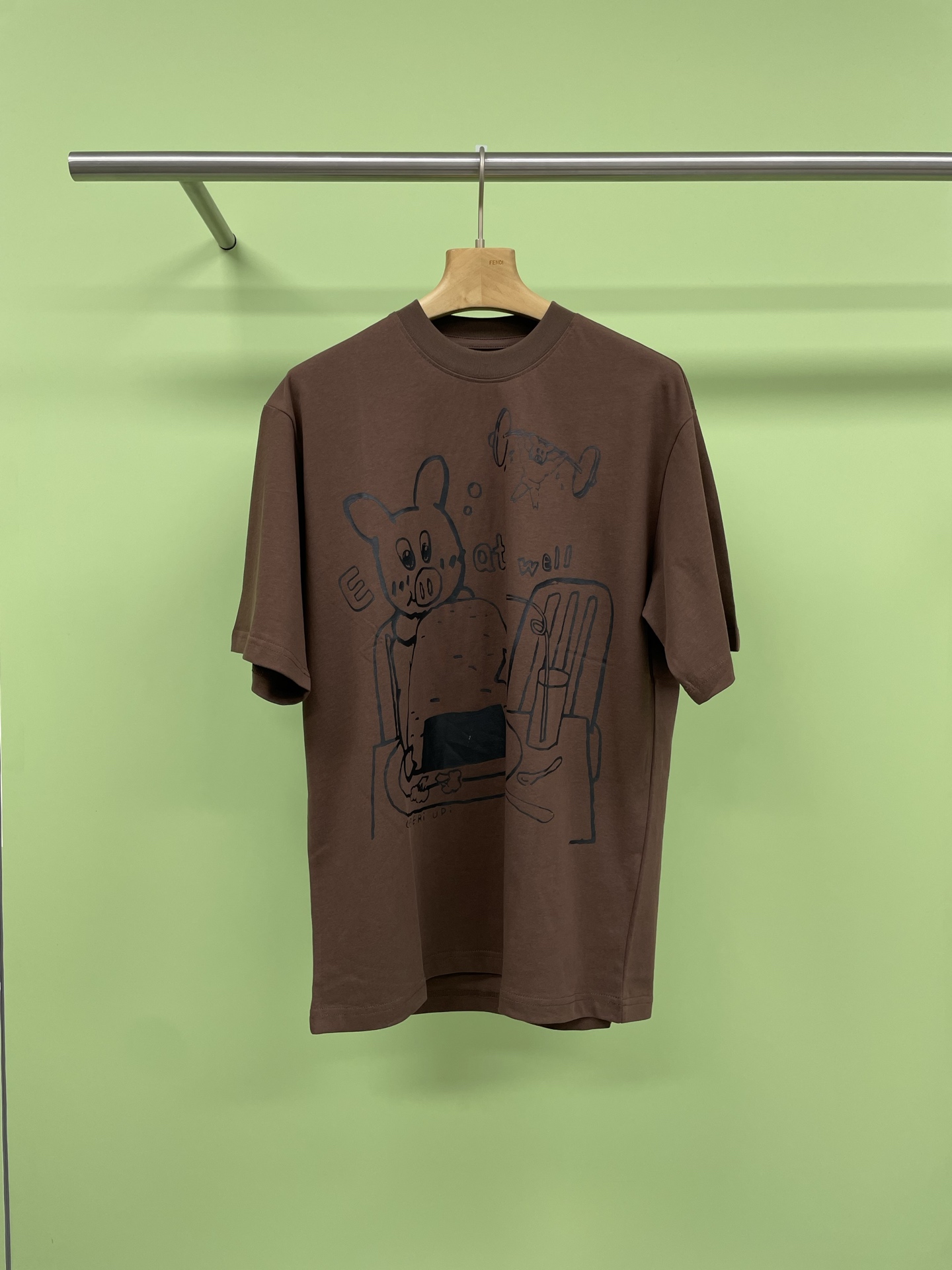 NO:335599,CHEERi UPi25 summer loose casual meal ball pig short-sleeved T-shirt top, who says summer short-sleeved short-sleeved ones are ordinary?  This little pig is cute and cute, with information printing such as washing marks inside. It uses 100 wash cotton fabric, which is light and soft, comfortable and delicate. The overall style has the unique style of the row, full of relaxed natural beauty, the upper body is comfortable and unique. The real thing is super cute, the image of the round little pig rice is too healing. Holding a cool drink in your hand, it looks cool and cool in summer, and the color matching is also very high-end. The white background is gentle and active, the brown color is classic and cool, the printed color is moderately saturated, and friends all feel very high-end when wearing it. SML, T-shirt,tees, t-shirt,alexander wang19860909CHEERi UPi25夏季宽松休闲吃饭团的猪短袖T恤上衣,谁说夏日的短袖平平无奇？这款小猪萌趣可爱凸显辨识度,内里有洗标成份等信息印字,选用100水洗棉面料,轻盈柔软,舒适细腻,整体带有品排独有的风格特色,充满放松的自然美感,上身自在惬意,别有特色,实物超可爱,圆润的小猪干饭的形象也太治愈了,手里拿着冰爽的饮料,夏日看着就很清凉消暑,配色也非常高级,白色款底色温柔中带着活跃,咖色款经典又炫酷,印花色彩饱和度适中,穿在身上小伙伴们都觉得很有高级感. 码数SML,,T-shirt,tees，t-shirt,alexander wang,Women's clothing