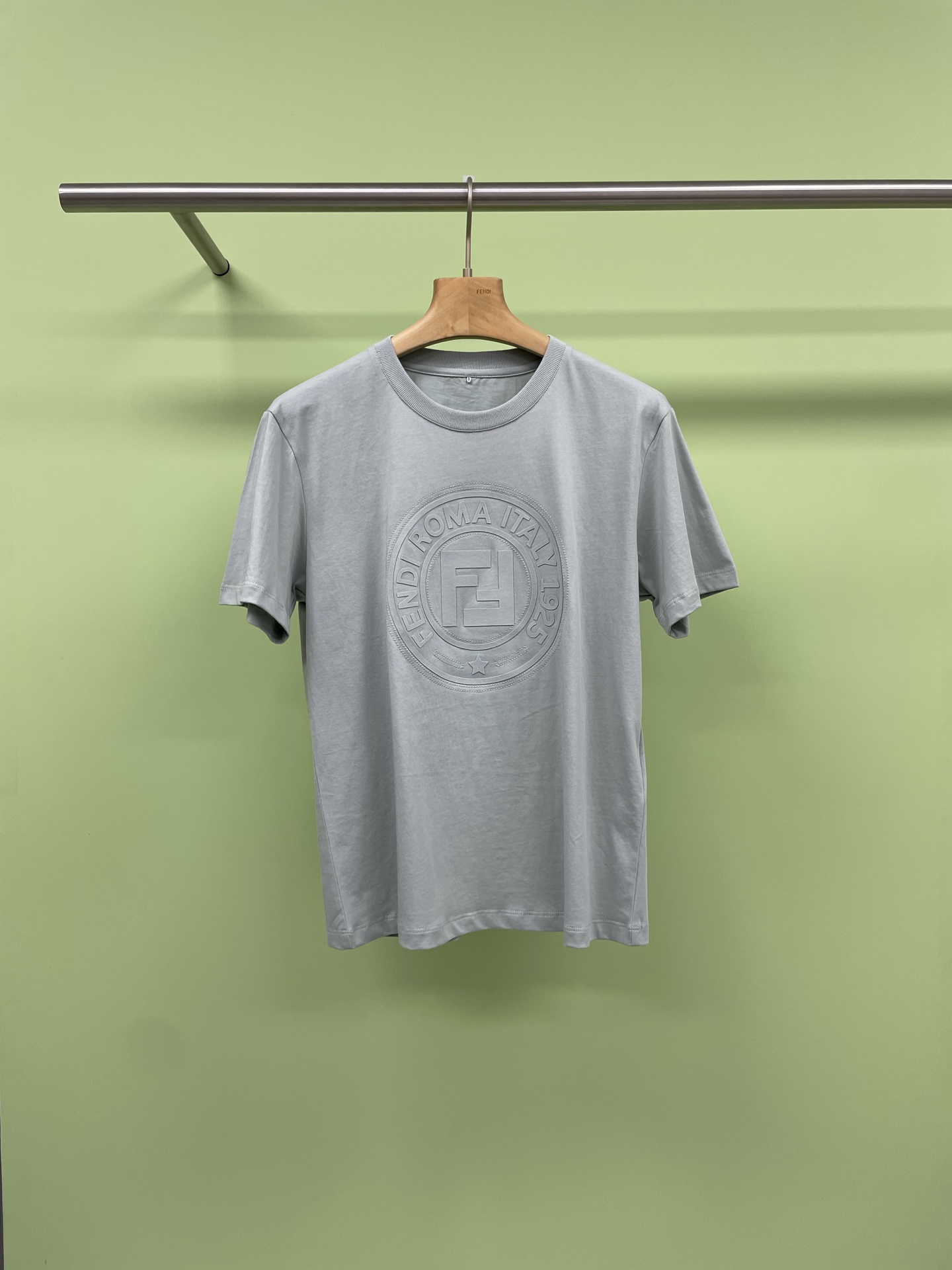 NO:335603,Fendi's new spring and summer indigo embossed letter T-shirt, new fashion favorites. Baozi, FE 25 Spring and Summer this customized indigo three-dimensional embossed letter T-shirt is simply a new treasure in the fashion circle. The unique indigo color scheme is high-end and eye-catching, and it easily stands out from the crowd. The three-dimensional embossed letter design breaks the monotony of traditional T-shirts and adds a sense of layering and three-dimensionality. Each letter highlights the brand's ingenuity and unique taste. The fabric is soft and comfortable, skin-friendly and breathable, and is suitable for wearing in spring and summer. Whether it is paired with casual jeans to create a casual street style or a wide-leg suit pants to show your capable temperament, it can be perfectly adapted, and is an excellent choice for daily street outing and fashion matching. Fashion experts don't miss it. Get this new FE T-shirt and start your spring and summer fashion journey.  SML, fendi, jeans, tees, t-shirt, business suit, alexander wang19860909Fendi2025春夏新品靛蓝浮雕字母T恤,时尚新宠 宝子们,FE 25春夏这款定制靛蓝立体浮雕字母T恤,简直是时尚圈的新宝藏,独特的靛蓝配色,高级又吸睛,轻松从人群中脱颖而出.立体浮雕字母设计,打破传统T恤的单调,增加了层次感与立体感,每一个字母都彰显着品牌的匠心与独特品味,面料柔软舒适,亲肤透气,适合春夏季节穿着,无论是搭配休闲牛仔裤打造随性街头风,还是配上阔腿西装裤展现干练气质,它都能完美适配,是日常出街和时尚搭配的绝佳选择,时尚达人们别错过,入手这件FE新品T恤,开启你的春夏时尚之旅. 码数SML,,fendi,jeans,tees，t-shirt,business suit,alexander wang,Women's clothing