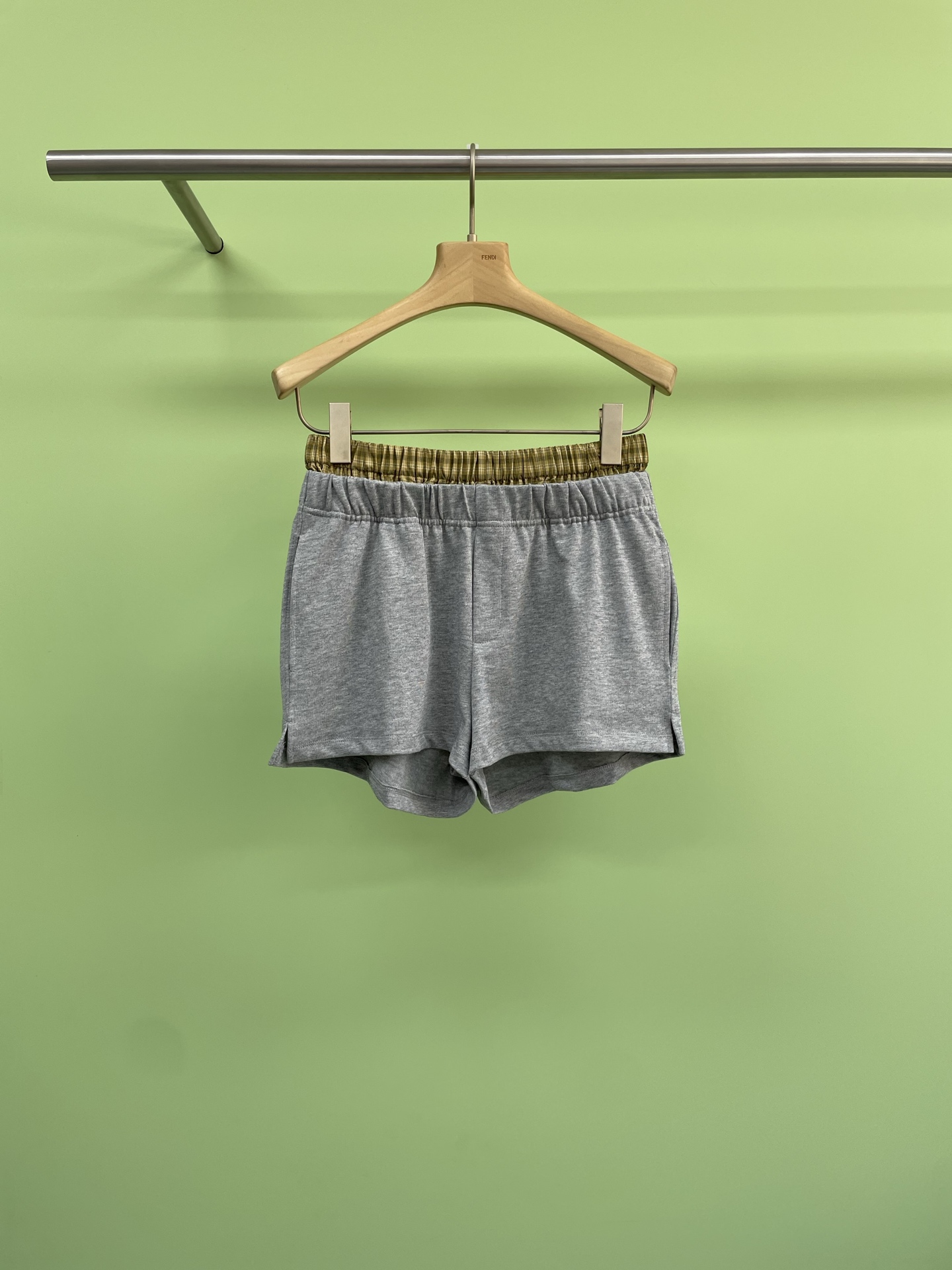 NO:335607,The new fashionable and versatile two-color spliced ​​shorts in spring and summer 2025, the unique double waist design not only enhances the fashion sense of the shorts, but also increases the comfort and stability of wearing. The two-color choices of universal matching can easily match your summer wardrobe. Super recommended for the travel season, whether it is a beach walk or a city adventure, these shorts are your best companion. The webbing design with a tone can show your fashionable attitude and easily become the focus of summer. SML, shorts, alexander wang19860909對倒2025春夏新款时尚百搭双色拼接短裤,独特的双腰头设计,不仅提升了短裤的时尚感,还增加了穿着的舒适度和稳定性,万能搭配的两色选择,都能轻松搭配你的夏日衣橱,出游季节的超级推荐,无论是海边漫步还是城市探险,这款短裤都是你的最佳伴侣,有腔调的织带设计,搭配各种背心都能展现出你的时尚态度,轻松成为夏日焦点. 码数SML,,shorts,alexander wang,Women's clothing