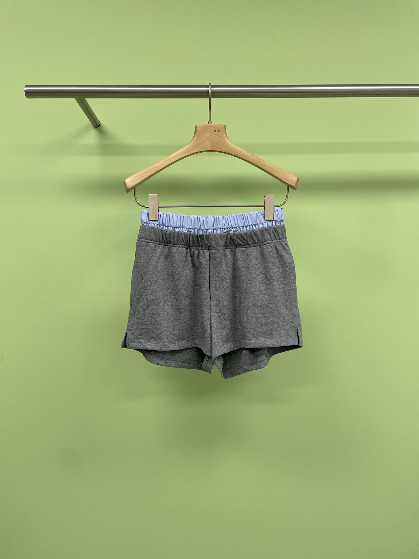 NO:335611,The new fashionable and versatile two-color spliced ​​shorts in spring and summer 2025, the unique double waist design not only enhances the fashion sense of the shorts, but also increases the comfort and stability of wearing. The two-color choices of universal matching can easily match your summer wardrobe. Super recommended for the travel season, whether it is a beach walk or a city adventure, these shorts are your best companion. The webbing design with a tone can show your fashionable attitude and easily become the focus of summer. SML, shorts, alexander wang19860909對倒2025春夏新款时尚百搭双色拼接短裤,独特的双腰头设计,不仅提升了短裤的时尚感,还增加了穿着的舒适度和稳定性,万能搭配的两色选择,都能轻松搭配你的夏日衣橱,出游季节的超级推荐,无论是海边漫步还是城市探险,这款短裤都是你的最佳伴侣,有腔调的织带设计,搭配各种背心都能展现出你的时尚态度,轻松成为夏日焦点. 码数SML,,shorts,alexander wang,Women's clothing