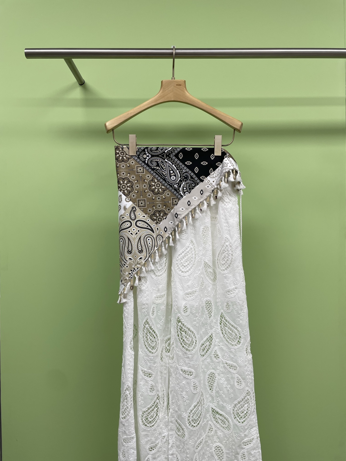 NO:335615,SIEW new 25 spring and summer vacation style strapless square scarf hollowed-embroidered casual trousers, planted by this wide-leg pants, family members must look at this hollow lace casual wide-leg pants. Its unique hollow lace design is simply too stylish, it exudes a faint beauty, the casual style is super comfortable, making you feel pressureless whether you are sitting or walking. The wide-leg style is even more amazing, hiding all the small shortcomings of the legs, and making the whole person look very tall and elegant, and it is also super simple to match. Any basic top can make you feel very fashionable. You are the darling of the fashion industry when wearing it. SML, alexander wang19860909SIEW新25春夏度假风抹胸方巾镂空刺绣休闲长裤,被这条阔腿裤种草了,家人们一定要看看这条镂空蕾丝休闲阔腿裤呀,它那独特的镂空蕾丝设计,简直太有格调了好嘛,透着一种若隐若现的美,休闲的款式超舒适,让你无论是坐着还是走着都毫无压力,阔腿的版型更是绝,把腿部的小缺点统统隐藏起来,还显得整个人特别高挑有气质,搭配起来也超简单,随便一件基础款上衣就能让你时尚感爆棚,穿上它你就是时尚界的宠儿啦. 码数SML,,alexander wang,Women's clothing