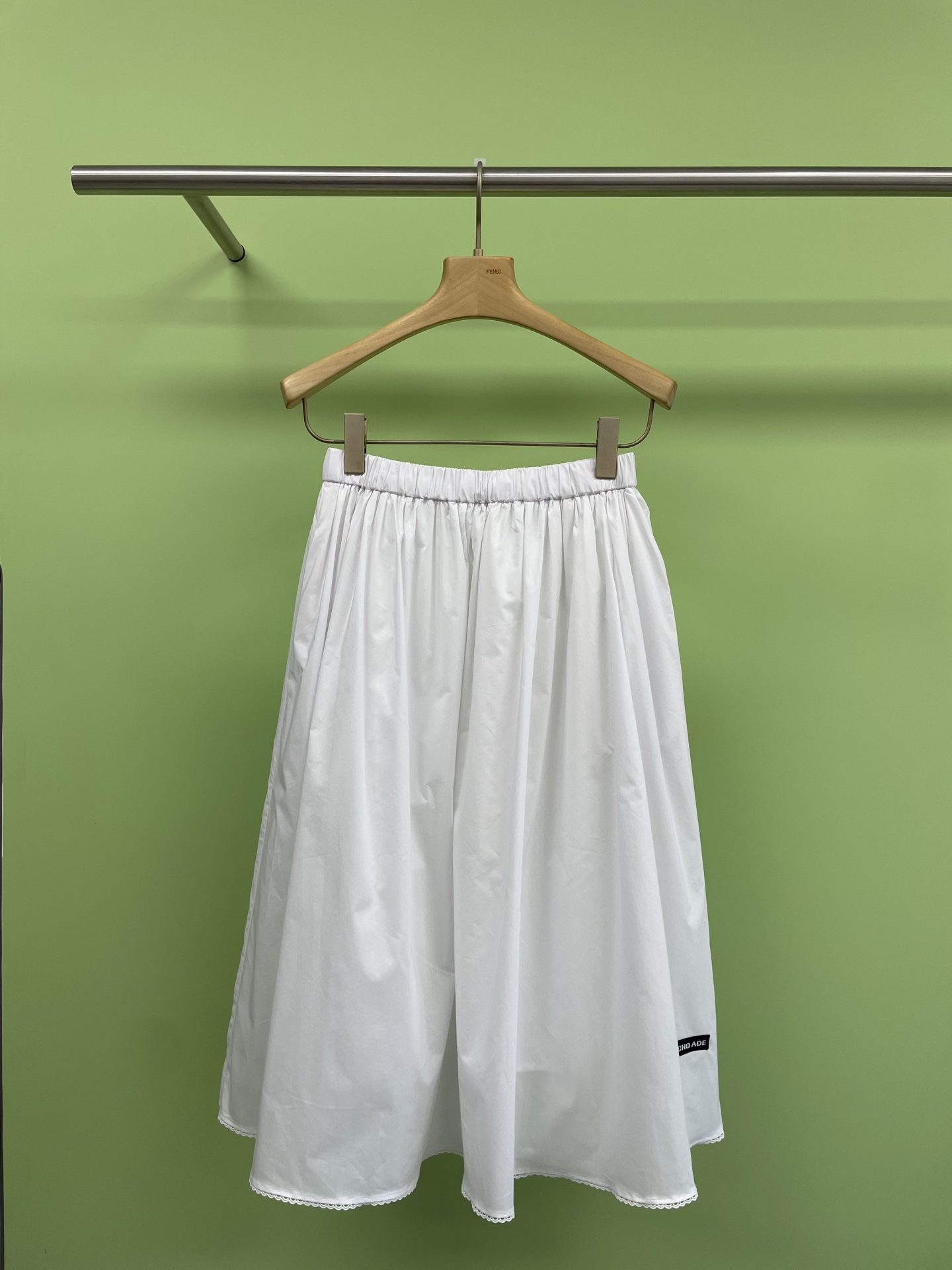 NO:335604,ECHOADE25's new solid color mid-length pocket pleated half-body umbrella skirt, go shopping with friends on weekends, wear it, the hips and thick legs that originally made you feel inferior are cleverly hidden. Walking on the bustling streets, the breeze blows, the pleats of the skirt sway lightly in the wind, every step is flexible and playful, earning a full turnover rate, and matching it with simple white T, casual and casual, it is very suitable for going out on the street every day, when you go on a date and change into a gentle lace top, it is really beautiful and romantic, and it is not picky about height. Small sisters are stress-free at the upper body. Whether it is commuting to work or afternoon tea with your best friend, you can reach a new level of beauty by playing it casually. Blue color is literary and beautiful, and white classic and versatile. Which color is your first choice?  SML, skirts, alexander wang19860909ECHOADE25新品纯色中长款口袋褶皱半身伞裙,周末和朋友去逛街,穿上它,原本让你自卑的胯宽、腿粗,一下子被巧妙藏起,走在熙熙攘攘的街头,微风拂过,裙子的褶皱随风轻摆,每一步都灵动俏皮,赚足回头率,搭配简约白 T,休闲随性,日常出街超合适,去约会换上温柔的蕾丝上衣配与之搭配,真的是又美又浪漫,而且还不挑身高,小个子姐妹上身也毫无压力,无论是通勤上班,还是和闺蜜下午茶,随意一搭就能美出新高度,蓝色色文艺又耐看,白色经典还百搭,哪一色是你的第一选择呢？ 码数SML,,skirts,alexander wang,Women's clothing