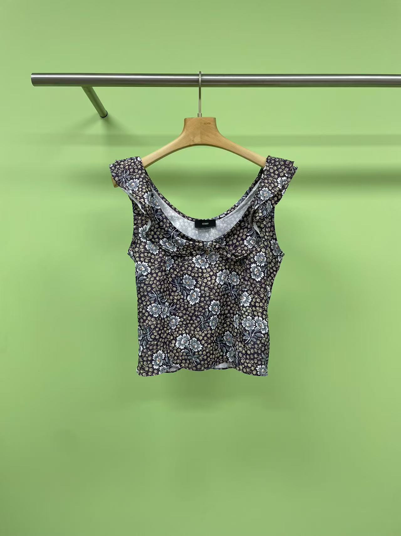 NO:409871,ICEDUST2025 summer new floral ruffle design U-neck thin sleeveless vest top, 'Summer Garden' is freshly launched, continuing the brand's iconic comfort and breathability characteristics. U-neck tailoring shows more elegant temperament than regular square collars. It is paired with romantic three-dimensional floral ruffle decoration, and the upper body shows a casual vacation style. In summer, this purely lustful U-neck small lace suspender vest is a must-have for summer. The ruffle design and sleeveless layering can easily create a sweet and sexy look. Whether it is a date or a daily life, it can make you the focus. Come and try it. SML, alexander wang19860909ICEDUST2025夏季新品花卉荷叶边设计U领薄款无袖背心上衣,“夏日花园”清新上线,延续品牌标志性的舒适透气特性,U领剪裁相比常规方领更显优雅气质,搭配浪漫立体花卉荷叶边装饰,上身尽显随性度假风情,夏日炎炎,这款纯欲风U领小花边吊带背心,简直是夏日必备,荷叶边设计,无袖叠穿,轻松打造甜美又性感的look,无论是约会还是日常,都能让你成为焦点.快来试试吧. 码数SML,,alexander wang,Women's clothing