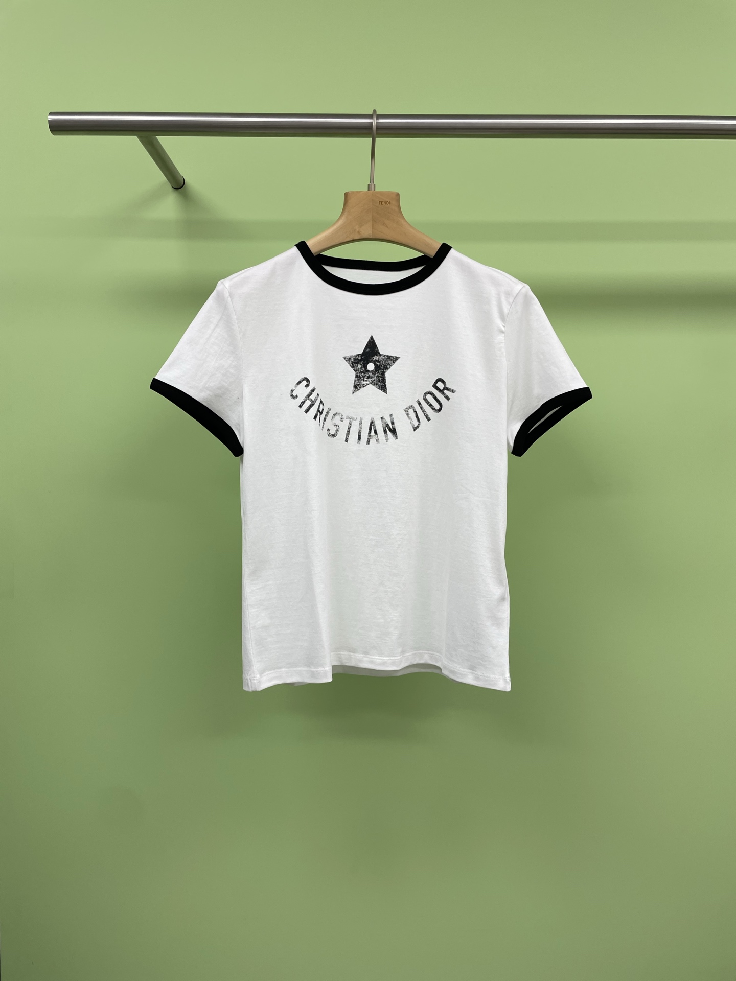 NO:411422,Dior 2025 spring and summer new five-star print contrasting edge T-shirt, the single-piece outfit is recommended to perfectly combine fashion and gorgeousness, like a beautiful dawn of summer. This T-shirt comes from the Diorviera limited series, integrating modernity and elegance. It is carefully crafted from off-white and navy blue cotton jersey fabrics, and the front is decorated with retro effect Dior star symbols and Christian Dior logo prints, with contrasting round neck and sleeve trim designs, which can be matched with other Diorviera items to create a delicate look, using original cotton material skin-friendly, breathable and ultra-light, classic round neck cut, exquisite five-pointed star print pattern on the chest, classic and versatile upper body. SML,,dior,tees, t-shirt,alexander wang19860909Dior2025春夏新款五星印花撞色边T恤,单品穿搭推荐完美将时尚与华丽巧妙结合仿若夏季一抹气质靓丽的曙光,这款T恤来自 Dioriviera 限定系列,将现代与优雅融为一体,采用米白色和海军蓝色棉质平纹针织面料精心制作,正面饰以复古效果 Dior 星星符号和 Christian Dior标志印花,采用对比鲜明的圆领和衣袖饰边设计,可搭配其他 Dioriviera 单品,打造精致造型,采用原版棉材质亲肤透气超轻柔,经典圆领剪裁,胸前精致的五角星印花图案,上身经典百搭. 码数SML,,dior,tees，t-shirt,alexander wang,Women's clothing