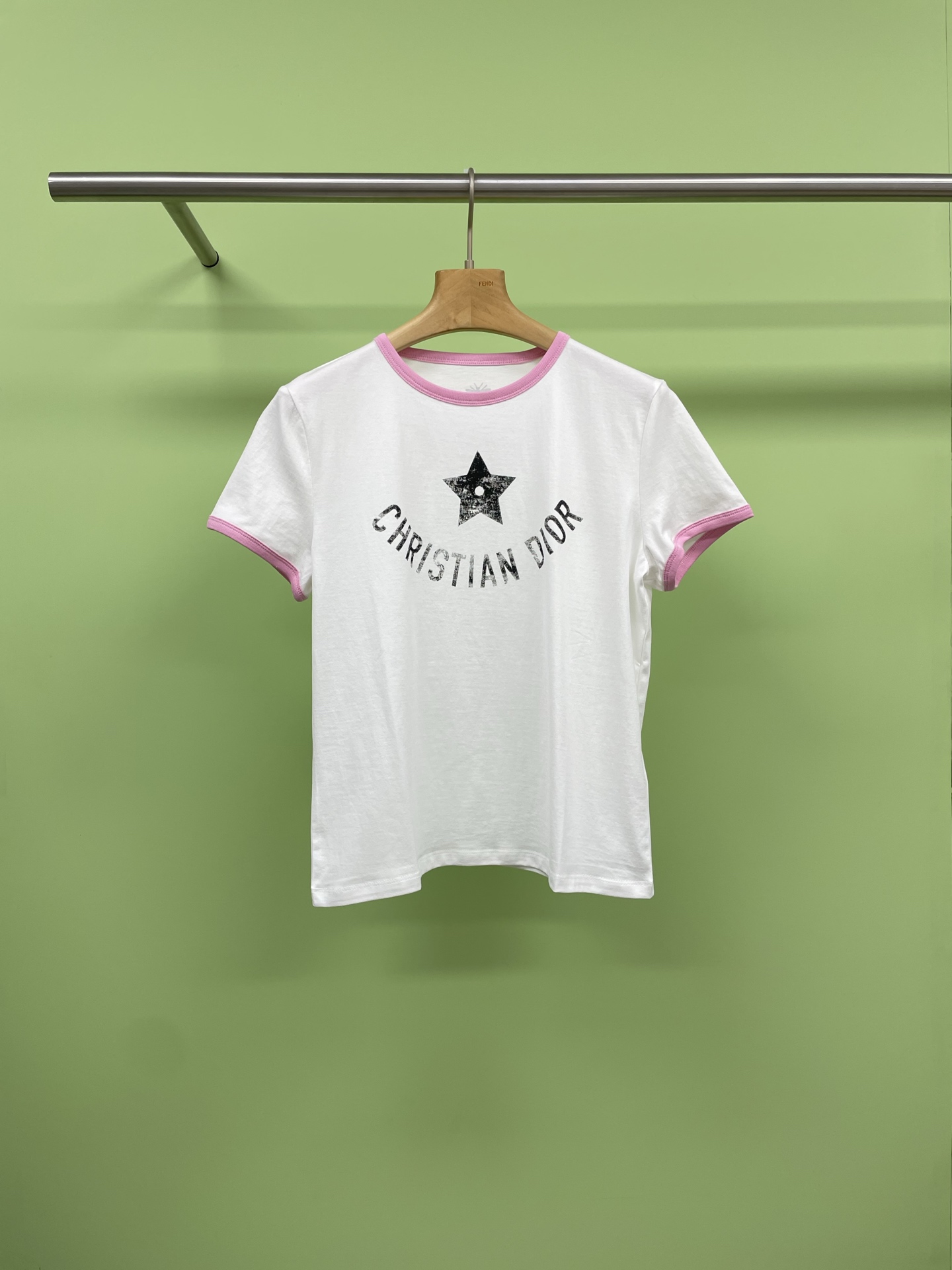 NO:411436,Dior 2025 spring and summer new five-star print contrasting edge T-shirt, the single-piece outfit is recommended to perfectly combine fashion and gorgeousness, like a beautiful dawn of summer. This T-shirt comes from the Diorviera limited series, integrating modernity and elegance. It is carefully crafted from off-white and navy blue cotton jersey fabrics, and the front is decorated with retro effect Dior star symbols and Christian Dior logo prints, with contrasting round neck and sleeve trim designs, which can be matched with other Diorviera items to create a delicate look, using original cotton material skin-friendly, breathable and ultra-light, classic round neck cut, exquisite five-pointed star print pattern on the chest, classic and versatile upper body. SML,,dior,tees, t-shirt,alexander wang19860909Dior2025春夏新款五星印花撞色边T恤,单品穿搭推荐完美将时尚与华丽巧妙结合仿若夏季一抹气质靓丽的曙光,这款T恤来自 Dioriviera 限定系列,将现代与优雅融为一体,采用米白色和海军蓝色棉质平纹针织面料精心制作,正面饰以复古效果 Dior 星星符号和 Christian Dior标志印花,采用对比鲜明的圆领和衣袖饰边设计,可搭配其他 Dioriviera 单品,打造精致造型,采用原版棉材质亲肤透气超轻柔,经典圆领剪裁,胸前精致的五角星印花图案,上身经典百搭. 码数SML,,dior,tees，t-shirt,alexander wang,Women's clothing