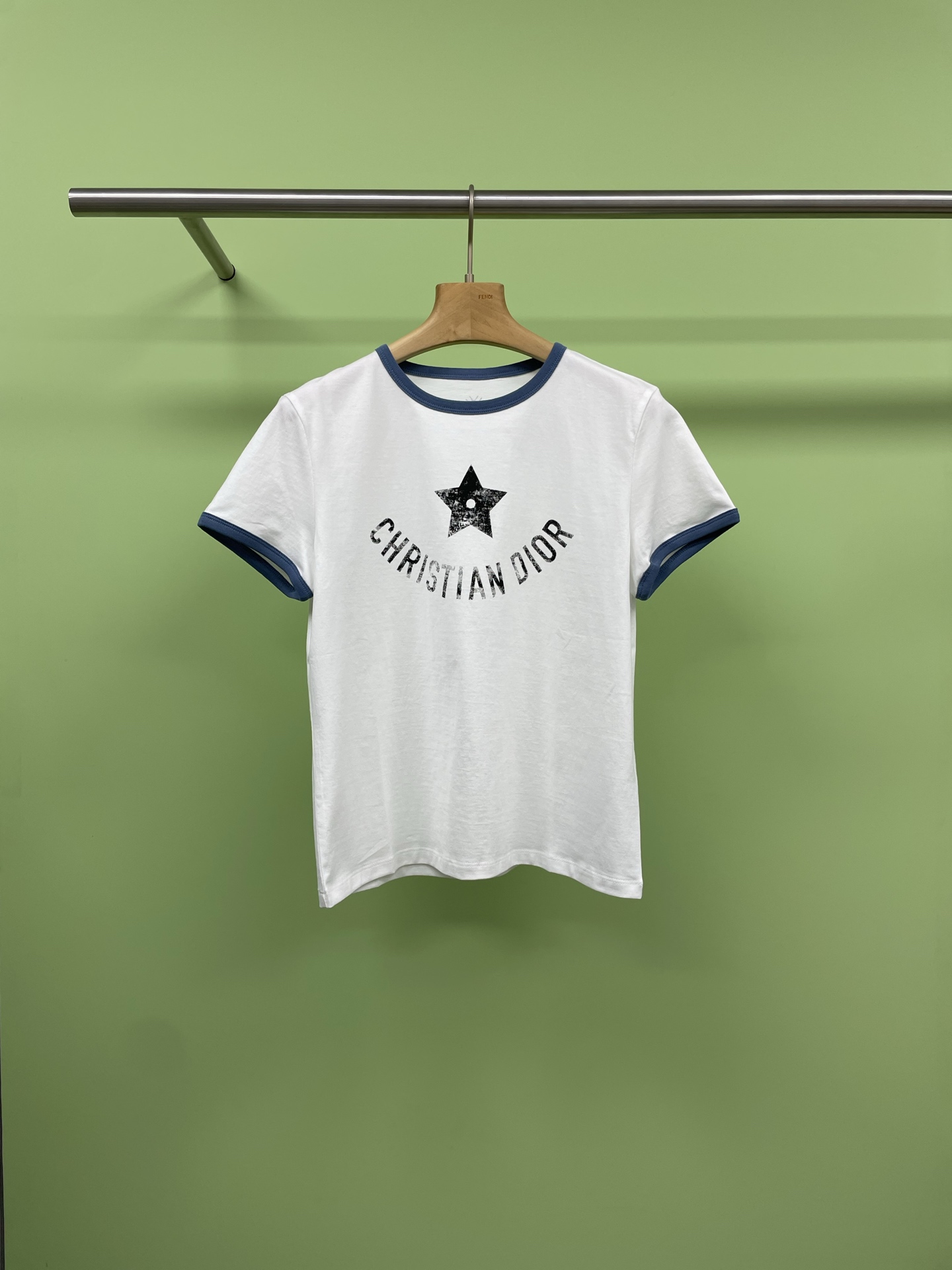 NO:411451,Dior 2025 spring and summer new five-star print contrasting edge T-shirt, the single-piece outfit is recommended to perfectly combine fashion and gorgeousness, like a beautiful dawn of summer. This T-shirt comes from the Diorviera limited series, integrating modernity and elegance. It is carefully crafted from off-white and navy blue cotton jersey fabrics, and the front is decorated with retro effect Dior star symbols and Christian Dior logo prints, with contrasting round neck and sleeve trim designs, which can be matched with other Diorviera items to create a delicate look, using original cotton material skin-friendly, breathable and ultra-light, classic round neck cut, exquisite five-pointed star print pattern on the chest, classic and versatile upper body. SML,,dior,tees, t-shirt,alexander wang19860909Dior2025春夏新款五星印花撞色边T恤,单品穿搭推荐完美将时尚与华丽巧妙结合仿若夏季一抹气质靓丽的曙光,这款T恤来自 Dioriviera 限定系列,将现代与优雅融为一体,采用米白色和海军蓝色棉质平纹针织面料精心制作,正面饰以复古效果 Dior 星星符号和 Christian Dior标志印花,采用对比鲜明的圆领和衣袖饰边设计,可搭配其他 Dioriviera 单品,打造精致造型,采用原版棉材质亲肤透气超轻柔,经典圆领剪裁,胸前精致的五角星印花图案,上身经典百搭. 码数SML,,dior,tees，t-shirt,alexander wang,Women's clothing