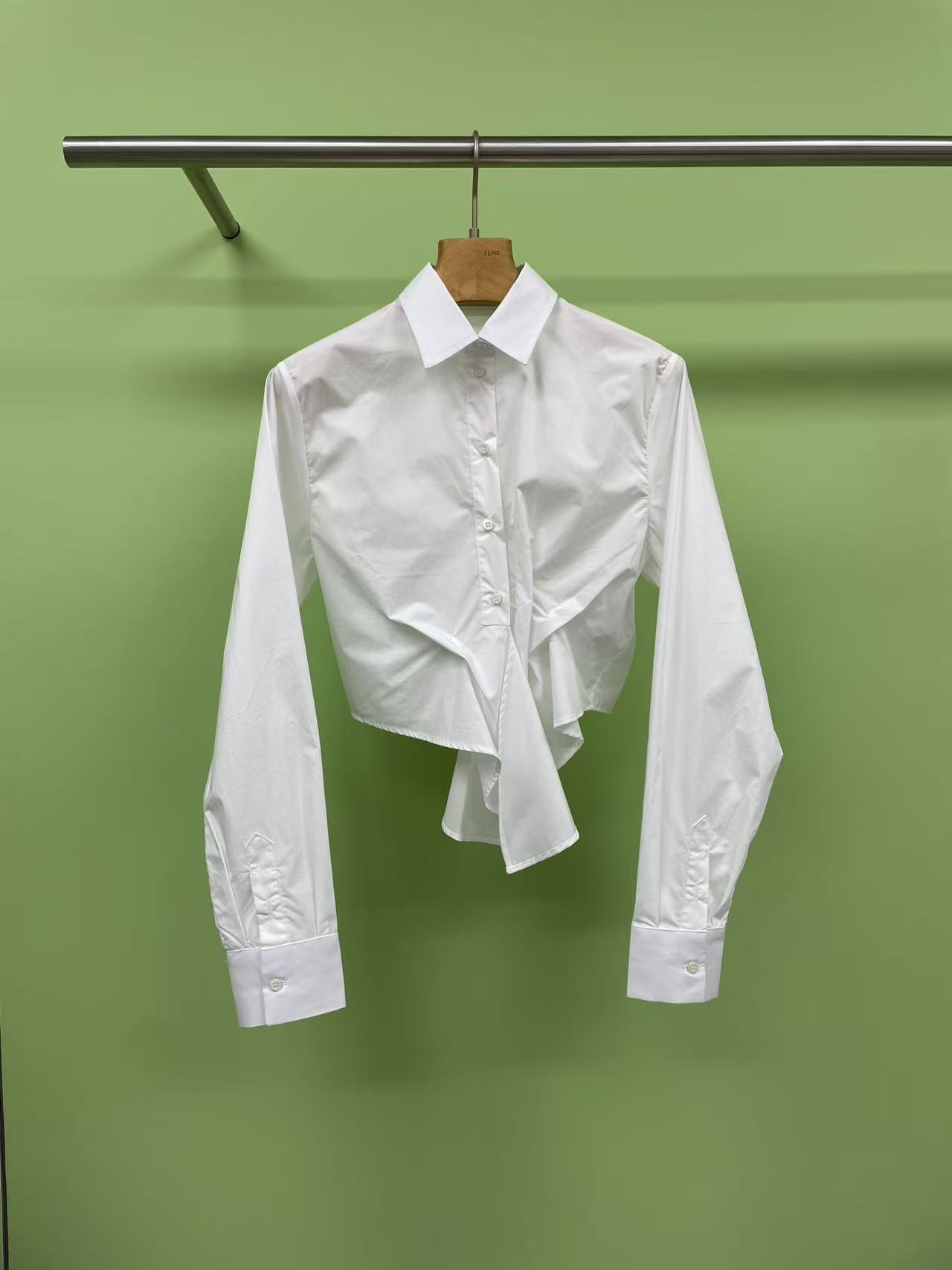 NO:411465,Dior 2025 autumn new white cotton poplin long-sleeved knotted short shirt, this shirt comes from Diorviera limited series, decorated with Sauvage Juyi print, a new interpretation  Dior classic pattern, carefully crafted from white and dark blue cotton blend poplin, short regular style, button opening and closing highlights the waist and body tying, making the design more refined. Poplin cotton material is selected for high-quality cotton fiber, high-density shrinkage process makes it soft to feel, it is breathable and sweat-absorbing, and it is very comfortable to wear with close body, and it is not pilled by machine washing. The short style is simply a small dish. With one click, it will become a big and long-legged star in seconds. It is a sweet and cool girl with high-waisted jeans, and a gentle senior girl with a skirt. It is lazy and easy to grasp. The solid color style is simple and atmospheric, and there is no pressure on commuting and dates. The universal solid hammer in the wardrobe. The long-sleeved design can be used as a jacket in spring, and it can protect the sun in summer. It is super layered when wearing it alone. Baozi, who is entangled in every day, closes his eyes and rushes.  SML, dior, dior, skirts, jeans, jackets & coats,shirts,alexander wang19860909Dior迪奥2025秋季新款白色棉府绸长袖打结饰短款衬衫,这款衬衫来自 Dioriviera 限定系列,饰以 Sauvage 茹伊印花,全新演绎 Dior经典图案,采用白色和深蓝色棉质混纺府绸精心制作,短款常规版型,纽扣开合突显腰部束身效果,让设计更显精致,府绸棉材质精选优质棉纤维,高密度缩绒工艺让它摸起来软乎乎的,贴身穿透气吸汗超舒服,机洗N次都不起球,短款版型简直是小个子天菜,一键拉高腰线,秒变大长腿星人,搭配高腰牛仔裤是甜酷少女,配半身裙又是温柔学姐,慵懒感轻松拿捏,纯色款简约大气,通勤约会无压力,衣柜里的万能搭子实锤,长袖设计春可当外套,夏能防晒,单穿叠穿都超有层次感,每天纠结穿搭的宝子闭眼冲. 码数SML,,dior,dior,skirts,jeans,jackets & coats,shirts,alexander wang,Women's clothing