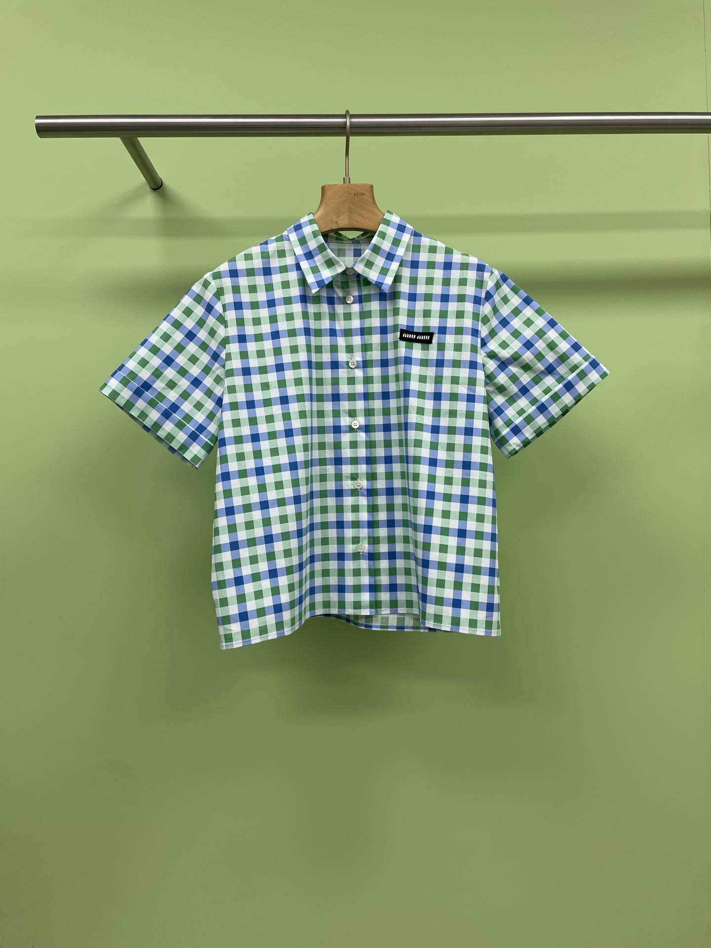 NO:411496,MiuMiu 2025 spring and summer new short-sleeved plaid shirt, summer is here, are you worried about not finding a suitable and beautiful shirt?  Don't worry, today I will bring you a super awesome green plaid short-sleeved shirt. The green plaid design of this shirt is really beautiful. It has the refreshing feeling of summer and the fashionable atmosphere. When you wear it, you will definitely become the focus of the crowd. This shirt is full of niche design. It is different from those same shirts, with its own unique style and charm. When you wear it, you will definitely show your personality and taste, and a loose version  Style is another highlight of this shirt. It can accommodate your figure very well. Whether you are fat or thin, you can easily control it. At the same time, this loose feeling can also create a casual and fashionable feeling, making you look more stylish. Whether it is paired with jeans, skirts or shorts, this plaid short-sleeved shirt can be easily held. It not only makes your summer outfit more colorful, but also makes you exude charming in the workplace or daily life.  SML, miumiu, skirts, shorts, jeans,shirts, T-shirt, alexander wang19860909MiuMiu2025春夏新款短袖格子衬衣,夏天来啦微胖妹妹们是不是又在为找不到合适又好看的衬衫而烦恼呢？别急,今天就给大家带来一款超级棒的绿色格子短袖衬衫,这款衬衫的绿色格子设计真的太美了,它既有夏天的清爽感,又不失时尚气息,穿上它,你绝对能成为人群中的焦点,这款衬衫还是小众设计感满满的哦,它不同于那些千篇一律的衬衫,有着自己独特的风格和魅力,穿上它,你一定能展现出自己的个性和品味,宽松的版型是这款衬衫的另一大亮点,它能够很好地包容身材,无论你是胖瘦都能轻松驾驭,同时这种宽松感还能营造出一种随性的时尚感,让你看起来更加有范儿,无论是搭配牛仔裤、半身裙还是短裤,这款格子短袖衬衫都能轻松hold住,它不仅能够让你的夏日穿搭更加丰富多彩,还能让你在职场或日常生活中都散发出迷人的魅力. 码数SML,,miumiu,skirts,shorts,jeans,shirts,T-shirt,alexander wang,Women's clothing