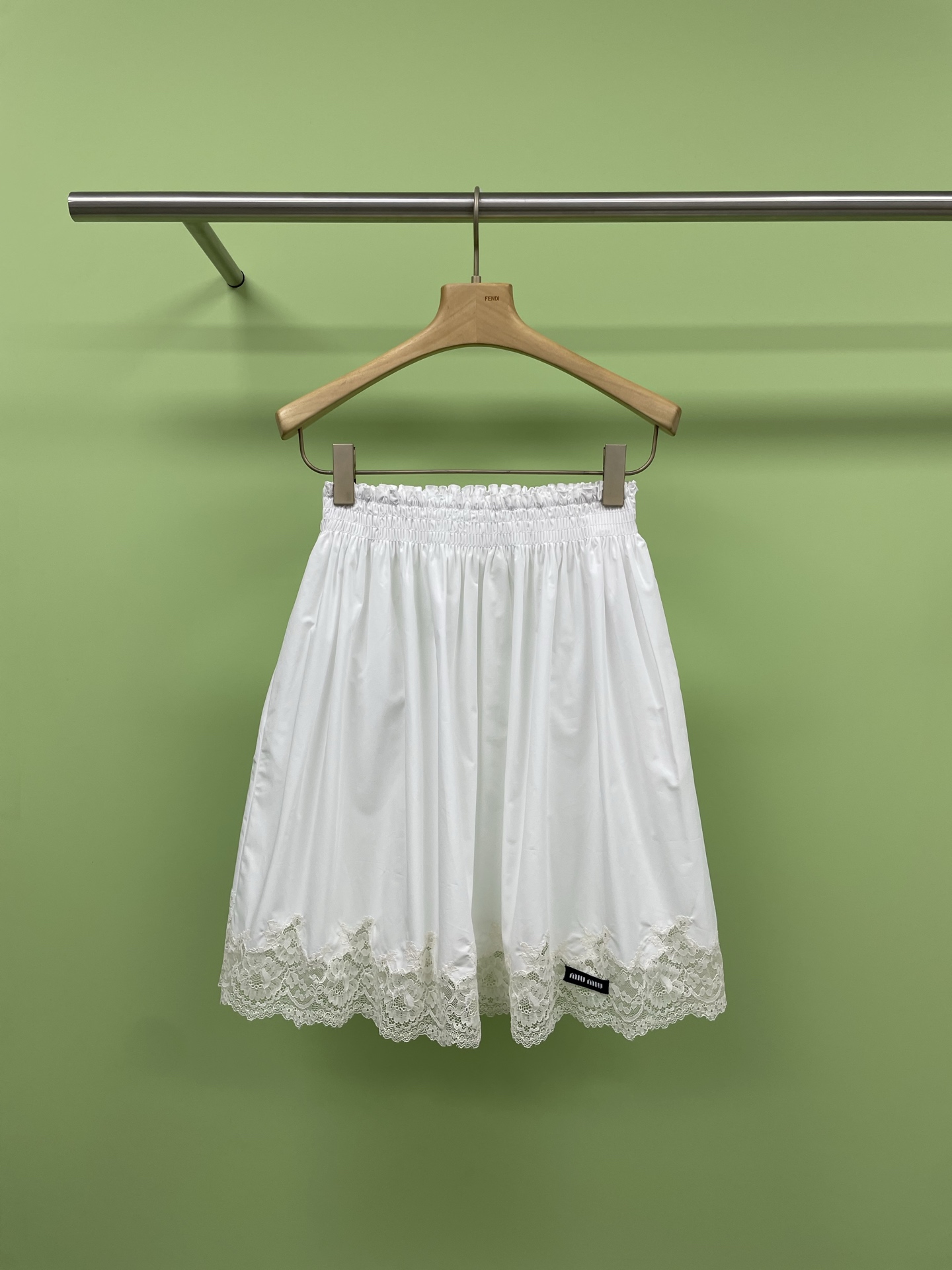 NO:411507,MiuMiu2025 spring and summer new lace skirt, romantic fairy exquisite lace embroidered skirt, this skirt satisfy my girlish fantasy, say goodbye to the heavy feeling, visually high and thin, and can lengthen the overall proportion. When walking, it is lively and elegant, it is really beautiful, combing and washing cotton soft and breathable, not stuffy, exquisite lace splicing embroidered hem, full of romantic atmosphere, full of girlish atmosphere, gentle and cute, sweet temperament overflows, let the girl's heart resurrect. It is suitable for wearing it on daily trips or holidays. The inner lining is made of a full sense of security, and the half-body white skirt will make you beautiful from spring to midsummer. SML,,miumiu, skirts,alexander wang19860909MiuMiu2025春夏新款蕾丝边半裙,浪漫仙女精致蕾丝花边刺绣半身裙,这件半裙满足了我的少女幻想,告别繁重感,视觉显高瘦的同时 又能拉长整体比例,走起路来灵动飘逸真滴敲美啊,精梳水洗棉柔软透氣不闷热,精致蕾丝拼接刺绣下摆,浪漫氛围感拉满,满满的少女气息,温柔可爱,甜美气质都溢出来了,让少女心一整个复活,日常出门或者假期出游都好适合穿它,内里做了内衬,安全感满满,半身小白裙 让你从春天美到盛夏. 码数SML,,miumiu,skirts,alexander wang,Women's clothing