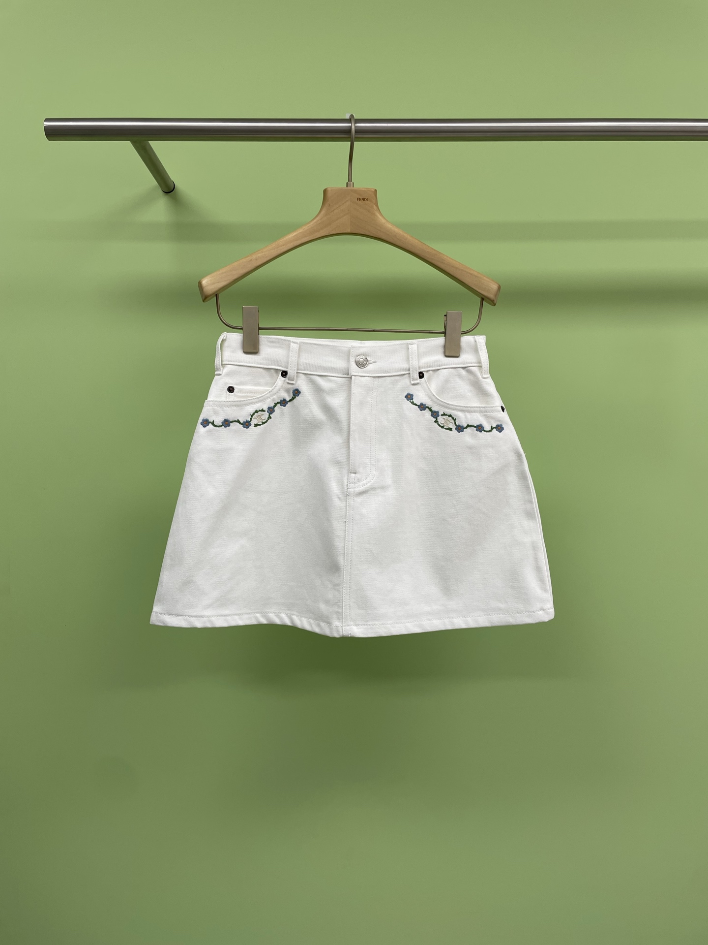 NO:411518,Celine pocket embroidered denim short skirt is new, this embroidered denim skirt is really suitable for summer, the new summer wash-free embroidered white denim skirt, small blue garland pocket embroidery design, high-end feeling, exquisite, sweet and simple, not simple, whether commuting or dating, it can easily create a casual and fashionable feeling. It is a piece of paper that makes the whole paper look faint, but you don’t have to worry about exposing it. The high-waist design can set off the slender waist curve, and the lifting ratio is flat  A neat buckle of waist, with a simple design that doubles the high-end feeling, optimizes the waist ratio, hides the flesh and makes you look slim, the upper body fits but not tight, and the inner pockets on both sides are simple and neat, making it convenient to store, small A-packing hips, fits the contour of the lower body and has spare no tension, and there is a short design style, which makes you look slim and long legs, reveals fashionable and exquisite slender legs, the skirt just covers the part of the fleshy hips and hips, and the thickness is just right to wear, which is comfortable and breathable, visible texture,  The A-shaped style is really suitable for most sisters with body shapes. It increases tolerance for body shape, makes it look slim but not hip-wrapped, and has a certain hip-wrapped effect. It naturally outlines the graceful body curve and is not loose. When choosing the fabric, it is cotton denim material that is more suitable for summer. It has clear texture and has a good sense of muscles and bones. It is wear-resistant and wear-resistant and easy to care for, breathable and moisture-absorbing white~ A clean and refreshing feeling, giving you a denim skirt that is full of aura. It is recommended to close your eyes. SML, celine, skirts, alexander wang19860909Celine口袋刺绣牛仔短半裙新,这条刺绣牛仔裙真的好适合夏天,夏日新款无水洗刺绣白色牛仔裙,小蓝花环绕口袋刺绣设计,高级感拉满,精致甜美简约不简单,无论是通勤还是约会,都能轻松打造休闲时尚感,穿上就整个纸片人,若隐若现的炒NICE较短款的修身版型,但不用担心会走光,高腰设计能衬托出纤细的腰部曲线,且提拉比例,平整利落的一粒扣腰头,收而不紧简洁设计,令高级感倍增,优化腰身比,藏肉又显瘦,上身贴合却不紧绷,两侧贴里口袋,简约利落,方便置物,小A包臀型,贴合下半身轮廓且有余量,并无紧绷的不适感,有点设计感的短款版型,显瘦显腿长,展露时髦精的修长美腿,裙型刚好遮住臀胯有肉的部分梨形妹纸的福音,厚薄度刚刚好穿着舒适透气看得见的质感, A字版型真的太适合大多数身材的姐妹,增加了对身材的包容度,显瘦不显胯,且有一定的包臀效果,自然勾勒曼妙身段曲线,不松垮,面料选择上选用比较适合夏天的棉质牛仔料,肌理清晰且有较好筋骨感,耐磨耐穿好打理,透气吸湿白色~干净又清爽的既视感,给足你气场的牛仔半身裙,推荐闭眼入. 码数SML,,celine,skirts,alexander wang,Women's clothing