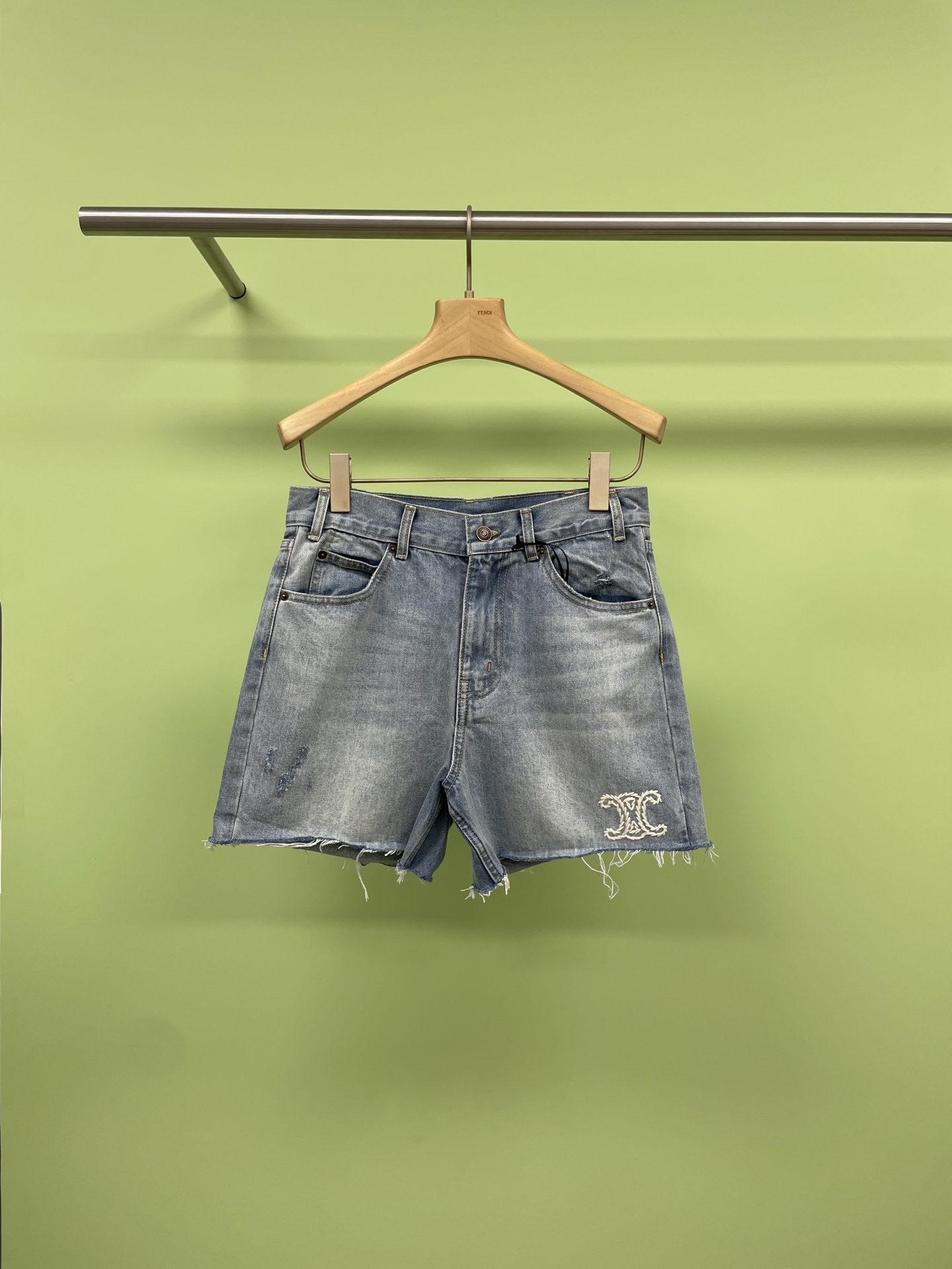 NO:411531,Celine's new Arc de Triomphe embroidered ripped jean shorts in spring and summer. Jimei, you must have this amazing pair of jeans. Its embroidered logo design is simply unique. The perfect sense of damage makes you instantly become the focus of fashion on the street. The style is super great. It looks taller and thinner when worn, perfectly outlines the leg lines. It is also super versatile. Whether it is a simple T-shirt or a cool jacket, you can easily create a unique style. When you wear it, you are the sweet and cool fashion expert, and you will be the most popular trend when you walk on the road. SML, celine, shorts, jeans, jackets & coats, alexander wang19860909Celine2025春夏新款凯旋门刺绣破边牛仔短裤,集美们,一定要拥有这条超赞的牛仔裤呀,它的刺绣logo设计简直太有个性啦,恰到好处的破损感,让你瞬间成为街头的时尚焦点,版型超棒,穿上显高又显瘦,完美勾勒出腿部线条,而且超级百搭,无论是简约的 T 恤还是酷帅的夹克,都能轻松打造出独一无二的风格,穿上它,你就是那个又甜又酷的时尚达人,走在路上回头率爆表. 码数SML,,celine,shorts,jeans,jackets & coats,alexander wang,Women's clothing