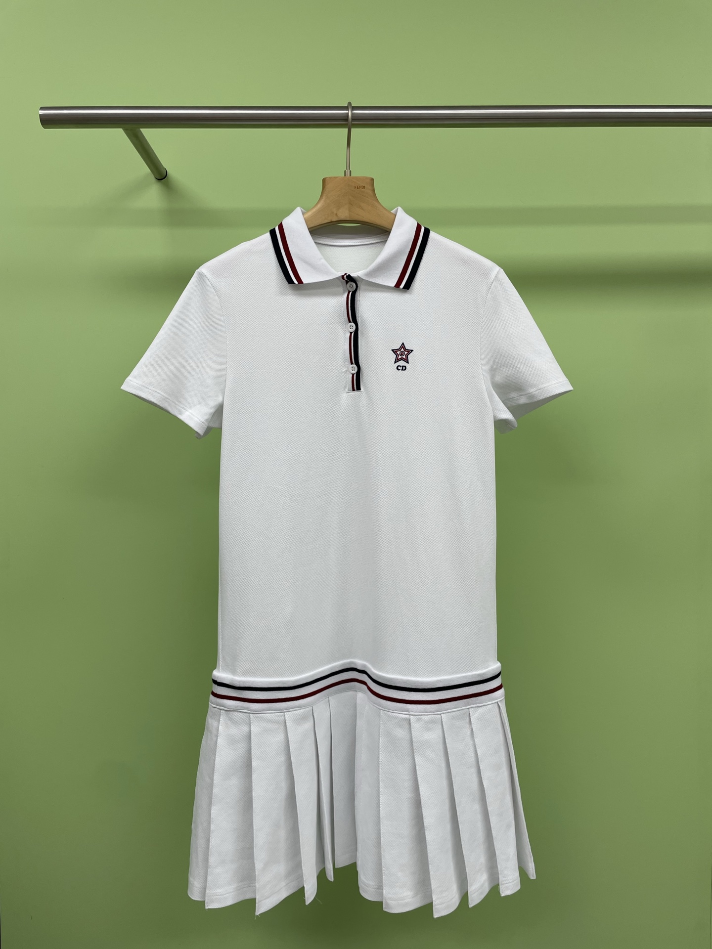 NO:411485,Dior2025 SummerVibe series spring and summer new dress, tennis girl style is too sweet, DiorVibe series is a series that combines sporty style and elegant charm. I really love it. The upper body is soaked in vitality, showing the figure while showing the comfort. Classic polo collar design, blue and white color combination is fresh and academic. The upper body instantly returns to the student days. The exquisite small buttons add a sense of detail. The CD embroidered small mark at the neckline is simple and yet stylish. The red and blue striped decoration at the waist cleverly outlines the waistline, which makes the waist look thinner and thin. The skirt is a pleated A-shaped pattern, and the walking is full of vitality. It is really comfortable to exercise. The fabric is skin-friendly and breathable. It is not stuffy in summer. If you don’t wear white shoes to class or sports shoes to play tennis, it is very suitable. You can switch between daily and sports scenes at will.  SML, dior, sneakers, skirts, alexander wang19860909Dior2025SummerVibe系列春夏新款连衣裙,网球少女风太甜啦,DiorVibe系列是一个将运动风范和优雅魅力相融合的系列,我真的超爱,上身一整个被生命力浸透,显身材的同时舒适感拉满,经典polo领设计,蓝白配色清新又学院,上身瞬间回到学生时代,精致小纽扣增添细节感,领口处的CD刺绣小标,简约又不失格调,腰部的红蓝条纹装饰,巧妙勾勒出腰线,视觉上显瘦又显腰细,裙摆是百褶的A字版型,走路带风活力满满的感觉,真运动起来也超自在,面料亲肤又透气,夏天穿完全不会闷,不搭配小白鞋去上课、配上运动鞋去打网球,都贼合适,日常和运动场景随意切换. 码数SML,,dior,sneakers,skirts,alexander wang,Women's clothing