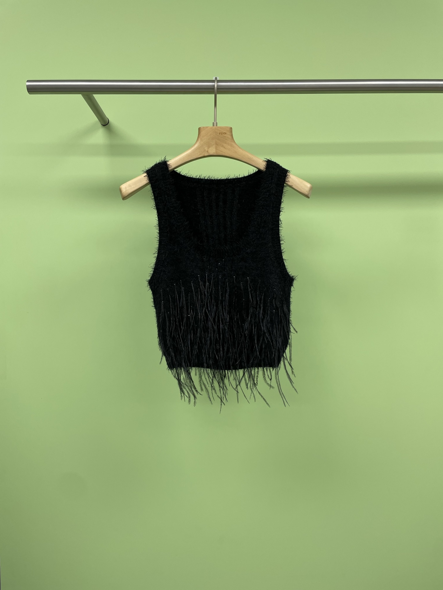 NO:411498,Chanel 2025 spring and summer new ostrich feather tassel hot diamond knitted vest, a must-have small fragrance vest in summer. How can this rhinestone feather splicing knitted vest be missing in summer?  The favorite of white and rich beauty, the rich lady’s vacation outfit, the look is easy to get, the short design, super delicious and super suitable for matching with various skirts or pants, it is simply a versatile artifact in the wardrobe. Whether it is a daily trip or an important occasion, wearing it can make you the focus of everyone’s attention, and the details reveal quality everywhere. The rhinestone inlay is dazzling, and the feather splicing adds a bit of lightness and agility. Babies come and buy it now, don’t let the beauty wait too long. SML, chanel, skirts, alexander wang19860909Chanel2025春夏新款鸵鸟毛流苏烫钻针织背心,夏日必备小香背心,夏日炎炎怎能少了这款水钻羽毛拼接针织背心呢？白富美们的最爱,千金风度假穿搭,富家小姐姐look轻松get,短款设计,超级鲜美还超级适合搭配各种裙子或裤装,简直是衣橱里的百搭神器,无论是日常出游还是重要场合,穿上它都能让你成为众人瞩目的焦点,细节之处更是处处透露着品质,水钻镶嵌闪耀夺目,羽毛拼接增添了几分轻盈与灵动,宝宝们现在就来抢购,别让美丽等太久哦. 码数SML,,chanel,skirts,alexander wang,Women's clothing