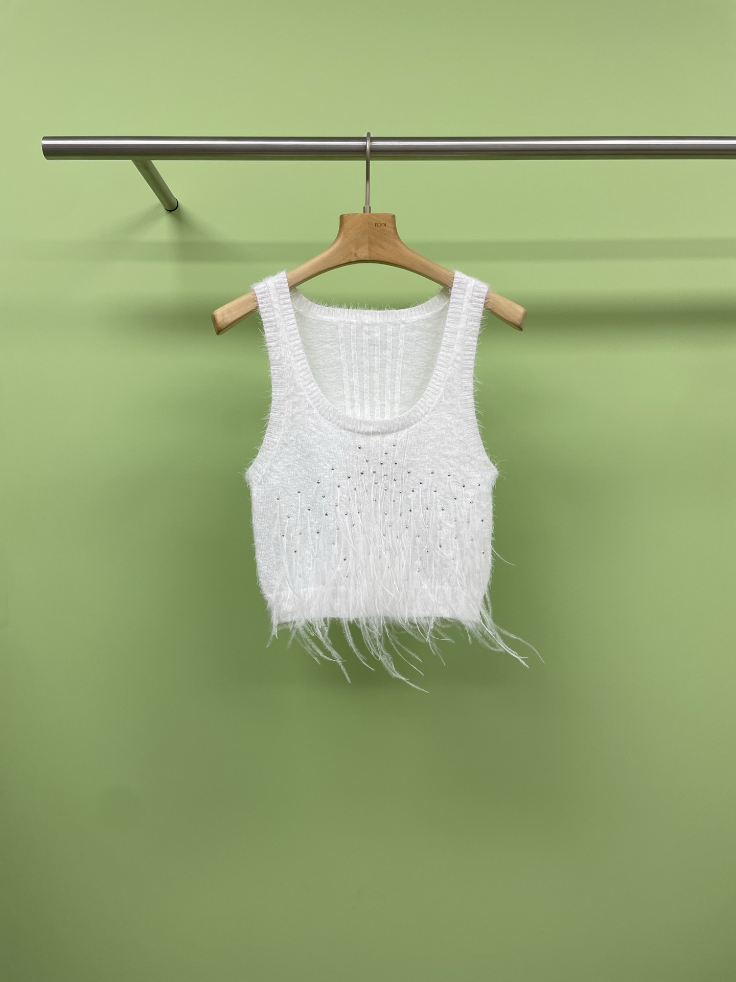 NO:411509,Chanel 2025 spring and summer new ostrich feather tassel hot diamond knitted vest, a must-have small fragrance vest in summer. How can this rhinestone feather splicing knitted vest be missing in summer?  The favorite of white and rich beauty, the rich lady’s vacation outfit, the look is easy to get, the short design, super delicious and super suitable for matching with various skirts or pants, it is simply a versatile artifact in the wardrobe. Whether it is a daily trip or an important occasion, wearing it can make you the focus of everyone’s attention, and the details reveal quality everywhere. The rhinestone inlay is dazzling, and the feather splicing adds a bit of lightness and agility. Babies come and buy it now, don’t let the beauty wait too long. SML, chanel, skirts, alexander wang19860909Chanel2025春夏新款鸵鸟毛流苏烫钻针织背心,夏日必备小香背心,夏日炎炎怎能少了这款水钻羽毛拼接针织背心呢？白富美们的最爱,千金风度假穿搭,富家小姐姐look轻松get,短款设计,超级鲜美还超级适合搭配各种裙子或裤装,简直是衣橱里的百搭神器,无论是日常出游还是重要场合,穿上它都能让你成为众人瞩目的焦点,细节之处更是处处透露着品质,水钻镶嵌闪耀夺目,羽毛拼接增添了几分轻盈与灵动,宝宝们现在就来抢购,别让美丽等太久哦. 码数SML,,chanel,skirts,alexander wang,Women's clothing