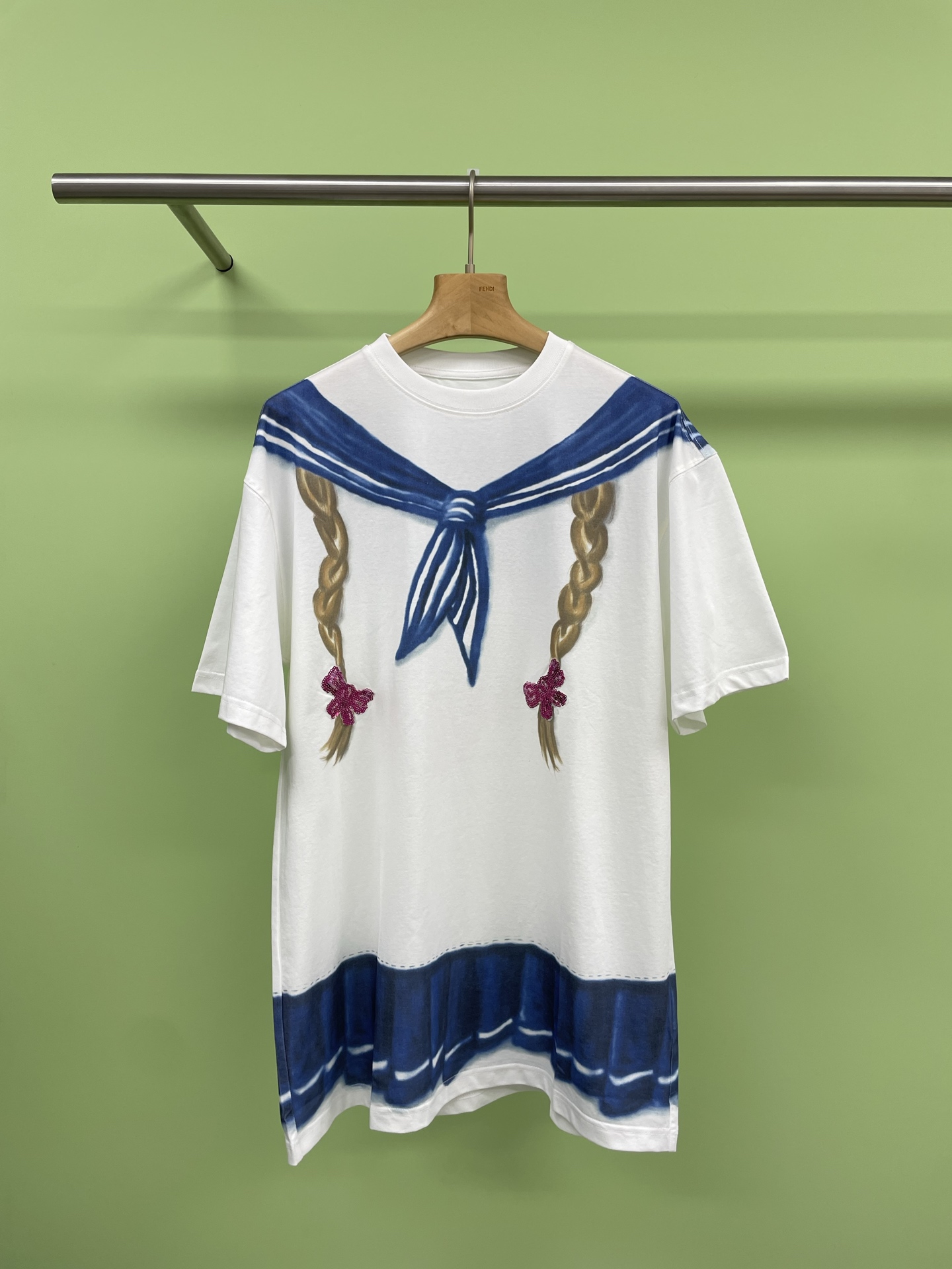 NO:413733,FORDARE new 2025 spring and summer fun hand-painted navy collar braided T-skirt, repeated heart-warming, controlled by this design outfit, navy style printed short-sleeved skirt, Korean girl heart exploded, cute upper body, cute and self-friendly, white and versatile, white and versatile, matched with interesting prints to cover the flesh to make you look slimming, lively and elegant when walking, sweet and cool critical hit, roar, a set of upper body looks slimming, temperament reduces age, gentle and high-end, style accommodates all kinds of figures, daily commuting, going out, dates, and parties can make you stand out, wear it in spring and summer atmosphere, and it will be full of photos on May Day outings and outings. SML, skirts, T-shirt, alexander wang19860909FORDARE福蝶新品2025春夏趣味手绘海军领辫子T裙,反复心动,被这套设计感穿搭拿捏了,设计感海军风印花短袖裙,韩系少女心炸裂,上身萌系超可爱,自带社交属性,白色百搭又耐看,搭配趣味印花遮肉显瘦,行走间随风灵动飘逸,甜酷暴击,吼吼看,一套上身显瘦显高,气质减龄,温柔又不失高级,版型包容各种身材,日常通勤出街、约会、聚会都能让你脱颖而出,穿上它春夏的氛围感直接拉满,五一出游踏青拍照巨出片. 码数SML,,skirts,T-shirt,alexander wang,Women's clothing