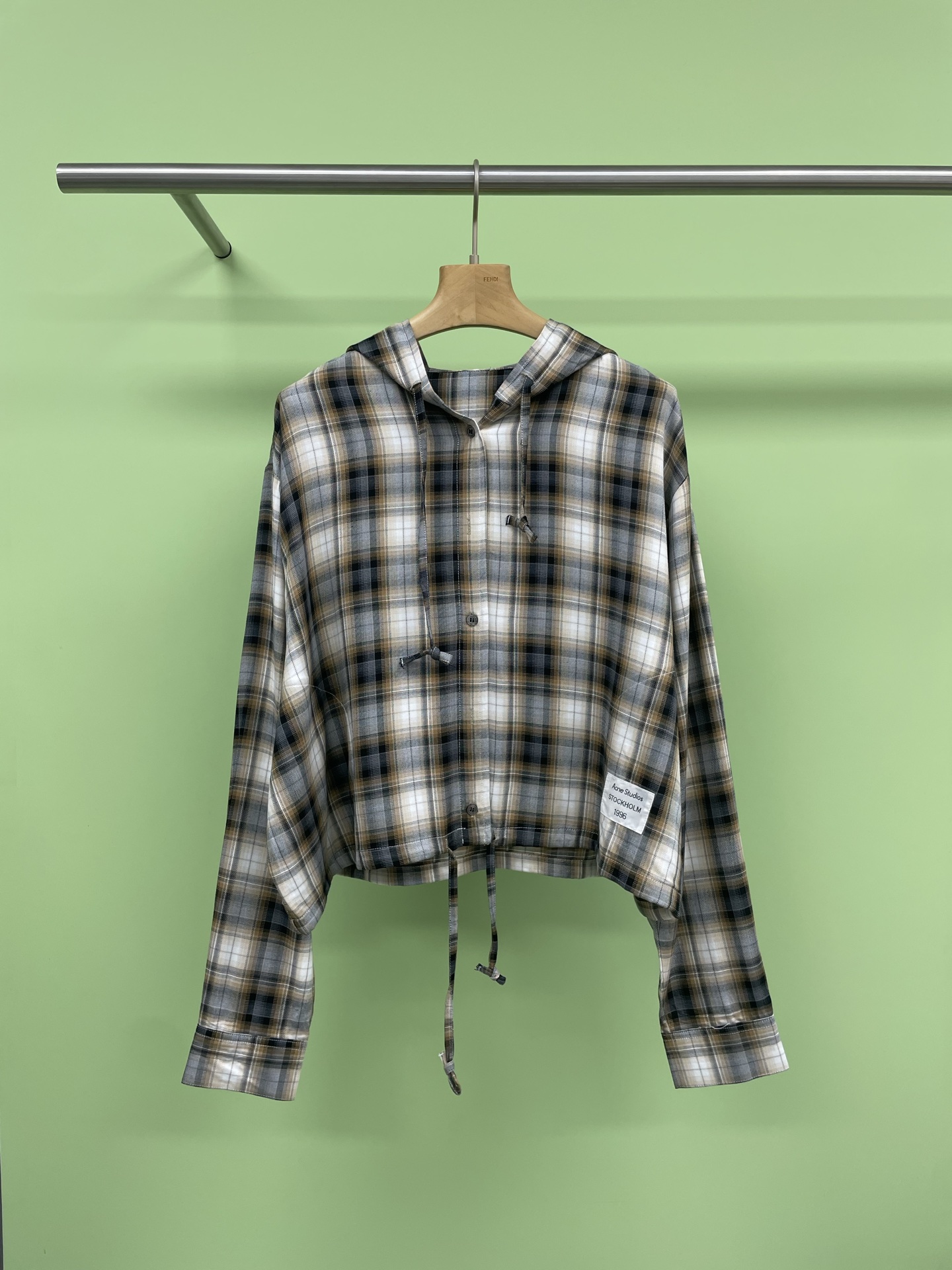 NO:413684,Acne Studios 2025 Early Spring Midsummer Night Series plaid suit is so cool. Sisters have not yet entered the spring and summer suits to make this one. Acne is so good. This plaid hooded jacket + silhouette shorts I fell in love with at first glance. Nordic feel + street style + lazy atmosphere, just grasp it directly, plaid hooded shirt jacket, loose cut +  The length of the hips makes you look thinner and longer legs, the hooded design + drawstring hem, the layering is pulled out easily, super retro plaid + small logo on the chest, full texture, insert bag + shirt cuffs = details to control ecstasy, plaid elastic shorts, elastic waist + silhouette legs, covering the flesh and making you look slim, the trouser shape is so easy to wear, it really makes your legs look longer, the small logo tag behind the back + double-sided pockets, easy to wear and design, environmentally friendly fabric, light and breathable, summer is not stuffy or sticky, whether it is a whole set or a single piece of mix and match, they are super stylish, the kind that babies want to wear when commuting in spring and summer this year + going out. Size SML top, acne studios, dior, shorts, jackets & coats, jackets & coats, shirts, hats, alexander wang19860909Acne Studios 2025早春仲夏夜系列格纹套装太飒了,姐妹们春夏套装还没入的快冲这套,Acne太会了,这套格纹连帽外套+廓形短裤我一眼爱上,北欧感 + 街头风 + 慵懒氛围感,直接拿捏,格纹连帽衬衫夹克,宽松剪裁 + 臀部长度,显瘦又显腿长,连帽设计+抽绳下摆,层次感随手拽出来,超复古格纹+胸前小Logo,质感满满,插袋+衬衫袖口=细节控狂喜,格纹弹力短裤,弹力腰+廓形裤脚,遮肉巨显瘦,裤型太好穿了,真的显腿长,背后Logo小标签+双侧口袋,好穿又有设计感,环保面料,轻盈透气夏天不闷不粘,不管是整套穿还是单件混搭,都超有型,是宝宝们今年春夏通勤+出街都想穿爆的那种. 码数SML 上衣,,acne studios,dior,shorts,jackets & coats,jackets & coats,shirts,hats,alexander wang,Women's clothing