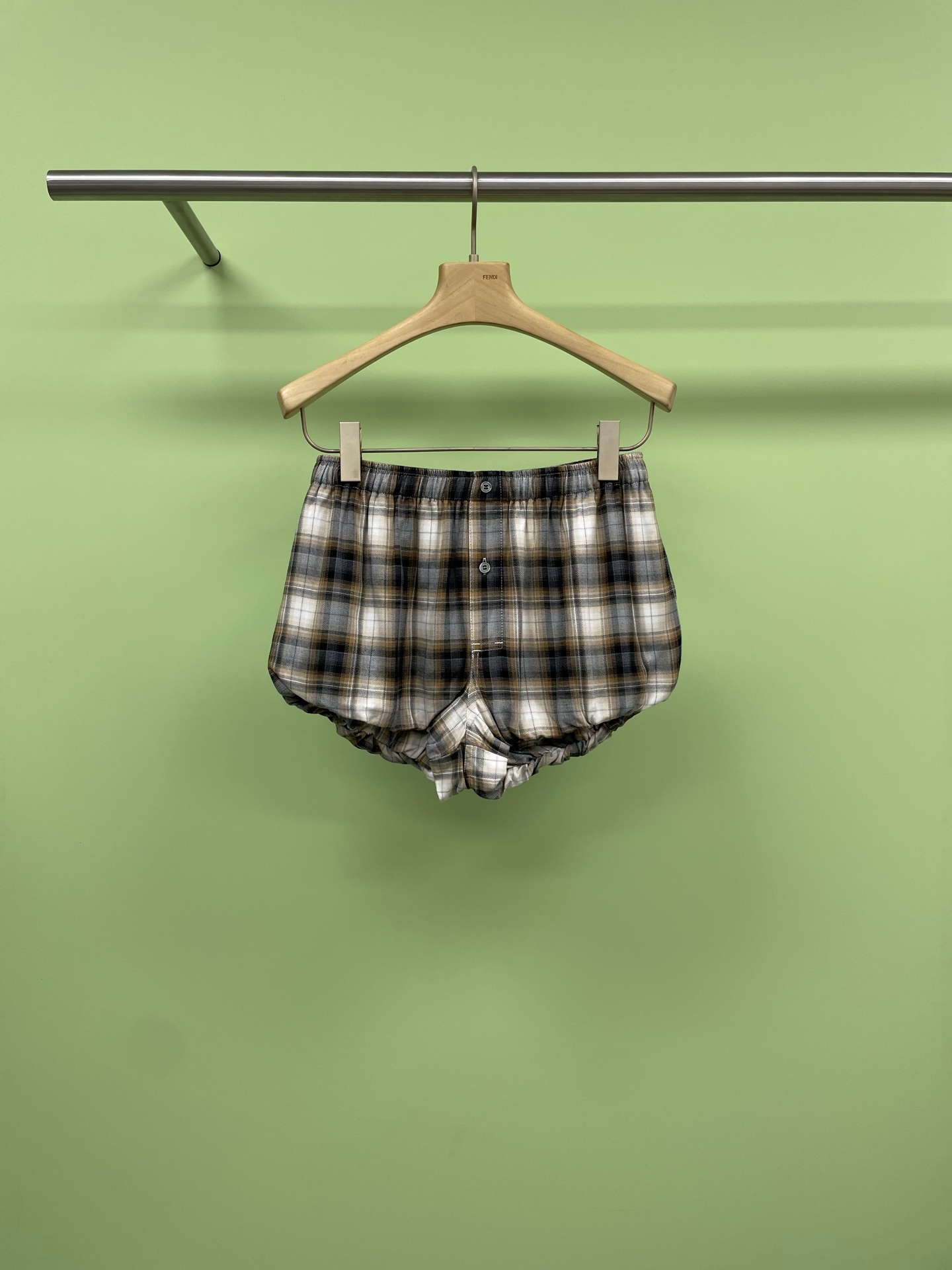 NO:413698,* Acne Studios 2025 Early Spring Midsummer Night Series plaid suit is so cool. Sisters have not yet entered the spring and summer suits to make this one. Acne is so good. This plaid hooded jacket + silhouette shorts I fell in love with at first glance. Nordic feel + street style + lazy atmosphere, just grasp it directly, plaid hooded shirt jacket, loose cut +  The length of the hips makes you look thinner and longer legs, the hooded design + drawstring hem, the layering is pulled out easily, super retro plaid + small logo on the chest, full texture, insert bag + shirt cuffs = details to control ecstasy, plaid elastic shorts, elastic waist + silhouette legs, covering the flesh and making you look slim, the trouser shape is so easy to wear, it really makes your legs look longer, the small logo tag behind the back + double-sided pockets, easy to wear and design, environmentally friendly fabric, light and breathable, not stuffy or sticky in summer, whether it is a whole set or a single piece of mix and match, they are super stylish, the kind that babies want to wear when commuting in spring and summer this year + going out. Size SML shorts, acne studios, dior, shorts, jackets & coats, jackets & coats, shirts, hats, alexander wang19860909* Acne Studios 2025早春仲夏夜系列格纹套装太飒了,姐妹们春夏套装还没入的快冲这套,Acne太会了,这套格纹连帽外套+廓形短裤我一眼爱上,北欧感 + 街头风 + 慵懒氛围感,直接拿捏,格纹连帽衬衫夹克,宽松剪裁 + 臀部长度,显瘦又显腿长,连帽设计+抽绳下摆,层次感随手拽出来,超复古格纹+胸前小Logo,质感满满,插袋+衬衫袖口=细节控狂喜,格纹弹力短裤,弹力腰+廓形裤脚,遮肉巨显瘦,裤型太好穿了,真的显腿长,背后Logo小标签+双侧口袋,好穿又有设计感,环保面料,轻盈透气夏天不闷不粘,不管是整套穿还是单件混搭,都超有型,是宝宝们今年春夏通勤+出街都想穿爆的那种. 码数SML 短裤,,acne studios,dior,shorts,jackets & coats,jackets & coats,shirts,hats,alexander wang,Women's clothing