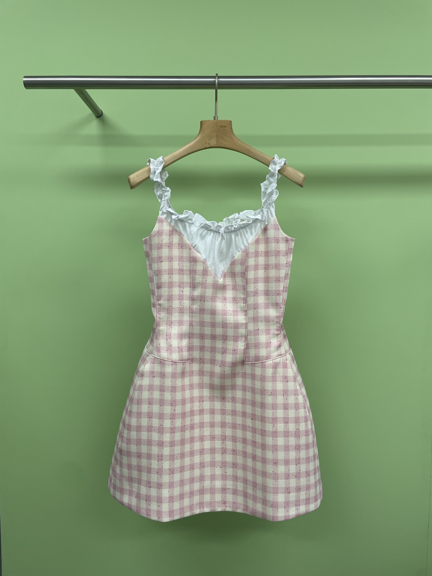 NO:413711,SHUSHUTONG2025 Spring New Fashion Style Pink Plaid Patch Lace Collar Dress, One of the popular spring and summer skirts, the spliced ​​lace collar is cute, and the strap can be worn on one shoulder. The classic waist-hugging style looks very slim on the upper body. The U-neck design just shows the charming collarbone lines. The little sexy and playful are a bit of playful, instantly becoming the visual focus. The exquisite lace at the neckline and shoulder straps are full of girlish heart, gentle and sweet, the suspender style is light and flexible, and the thin shoulder straps are gently wrapped around the fair skin.  , creates a pitiful and pure atmosphere. The short skirt is full of vitality and shakes gently with the wind when walking, and has a sense of vitality. The waist-hugging design is even more unique. It perfectly outlines a slender waist, highlights the curve of the figure, with a bulge in front and a curvy back, making people instantly change into an S-shaped figure. In the slightly warm weather in early spring, it is perfect to wear it. Whether it is going out on the street, a date or a party, you can easily control the whole audience. Sisters, believe me, this skirt is really a killer of men and women. Whoever wears it looks good, promise me that you must have it.  SML, skirts, alexander wang19860909SHUSHUTONG2025春装新款时尚气质粉格拼接花边领连衣裙,春夏热门小裙之一,拼接的花边领很可爱,可吊带可一字肩两种穿法,经典的收腰版型上身很显瘦,U领设计,恰到好处地展现出迷人的锁骨线条,小性感中又带着几分俏皮,瞬间成为视觉焦点,领口和肩带处的精致花边,满满少女心,温柔又甜美,吊带款式轻盈又灵动,细肩带在白皙的肌肤上轻轻缠绕,营造出一种楚楚可怜的纯欲氛围,短款裙摆活力满满,走起来随风轻摇,元气感十足,收腰的设计更是一绝,完美勾勒出纤细的小蛮腰,凸显身材曲线,前凸后翘,让人秒变S型身材,在早春微微温热的天气里,穿着它再合适不过啦,不管是日常出街、约会还是参加派对,都能轻松拿捏全场,姐妹们,相信我,这条裙子真的是斩男又斩女,谁穿谁好看,答应我,一定要拥有它. 码数SML,,skirts,alexander wang,Women's clothing