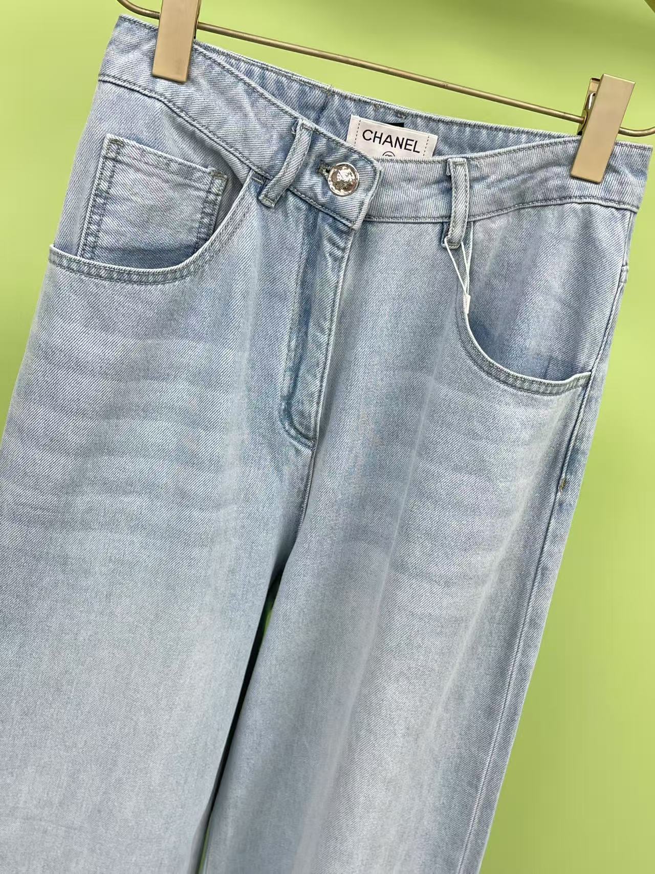 NO:413735,Chanel 2025 spring and summer new pocket sequin double C decorative jeans, comfortable and minimalist blue jeans, effortlessly wear to create a high-end feel. It is really comfortable and fashionable to wear on the body. The style of this jeans is really great. The straight design is loose and comfortable. No matter what your legs look, you can easily control it. When you wear it, it not only makes the legs look smooth, but also makes the leg shape very well, allowing you to become long legs in seconds. The color is gentle, the texture is soft, and the light blue tone looks super gentle, which is very suitable for daily wear. The fabric is also very touching.  Soft, like being sun-drenched, giving people a warm feeling. Moreover, there is a slight wear effect on the pants, which adds a bit of retro and fashionable atmosphere. The design is simple and high-end. In addition to the style and color, the design of this jean is also very simple. The overall design is really simple and high-end, which is very suitable for babies who pursue a simple style. Whether it is paired with T-shirts, shirts or sweaters, you can easily wear it with a high-end feel. If you want to be more fashionable, you can also try to match it with a pair of sports shoes or high heels to make your overall look more outstanding.  SML, chanel, high heels,sneakers,jeans,shirts,tees,t-shirt,alexander wang19860909Chanel2025春夏新款口袋亮片双C装饰牛仔裤,舒适极简蓝色牛仔裤,毫不费力穿出高级感,真的是穿在身上既舒服又时尚,版型超赞,这条牛仔裤的版型真的是太棒了,直筒的设计,宽松又舒适,无论你的腿型如何,都能轻松驾驭,穿在身上,不仅显得腿部线条流畅,还能很好地修饰腿型,让你秒变大长腿,颜色温柔,质地柔软,淡蓝色的色调,看起来超级温柔,非常适合日常穿搭,面料摸起来也非常柔软,像是被阳光晒过一样,给人一种温暖的感觉.而且,裤子上还有轻微的磨损效果,更增添了几分复古和时尚的气息,设计简洁,高级感满满,除了版型和颜色,这条牛仔裤的设计也非常简洁,整体设计真的是既简洁又高级,非常适合追求简约风格的宝贝们,无论是搭配T恤、衬衫还是针织衫,都能轻松穿出高级感,如果你想要更加时尚一些,还可以尝试搭配一双运动鞋或者高跟鞋,让你的整体造型更加出彩. 码数SML,,chanel,high heels,sneakers,jeans,shirts,tees，t-shirt,alexander wang,Women's clothing