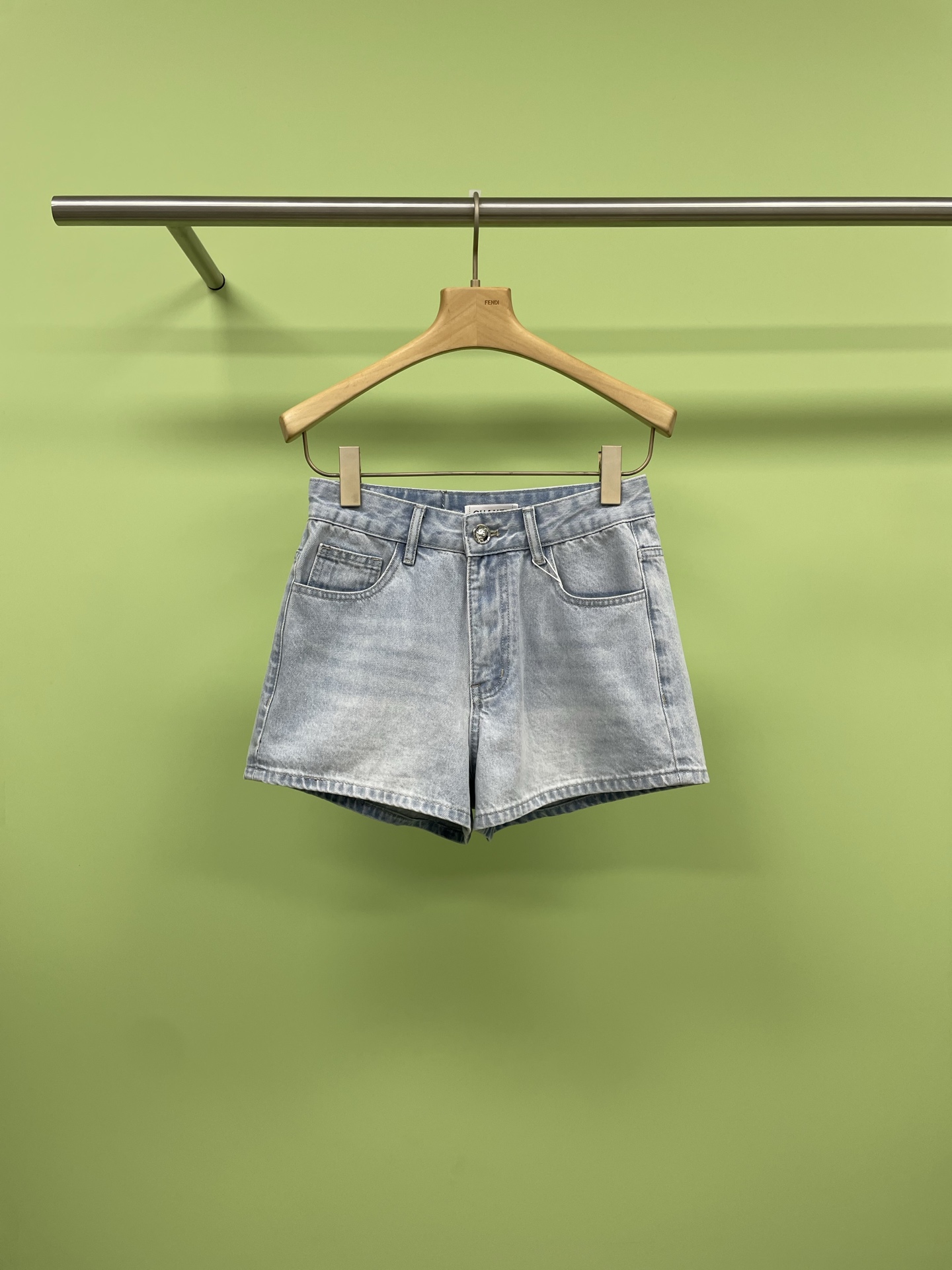 NO:413743,Chanel 2025 spring and summer new pocket sequin double C decorative denim shorts, comfortable and minimalist blue jeans, effortlessly wear to create a high-end feel. It is really comfortable and fashionable to wear on the body, and the style is super cool. The style of this denim shorts is really great. The straight design is loose and comfortable. No matter what your legs look, you can easily control it. When you wear it, it not only makes the legs look smooth, but also makes the leg shape very well, allowing you to become long legs in seconds. The color is gentle, the texture is soft, and the light blue tone looks super gentle, which is very suitable for daily wear. The fabric is not touched.  It is always soft, as if it is sun-drenched, giving people a warm feeling. Moreover, there is a slight wear effect on the pants, which adds a bit of retro and fashionable atmosphere. The design is simple and high-end. In addition to the style and color, the design of this jean is also very simple. The overall design is really simple and high-end, which is very suitable for babies who pursue a simple style. Whether it is paired with T-shirts, shirts or sweaters, you can easily wear it with a high-end feel. If you want to be more fashionable, you can also try to match it with a pair of sports shoes or high heels to make your overall look more outstanding.  SML, chanel, high heels,sneakers,shorts,jeans,shirts,tees,t-shirt,alexander wang19860909Chanel2025春夏新款口袋亮片双C装饰牛仔短裤,舒适极简蓝色牛仔裤,毫不费力穿出高级感,真的是穿在身上既舒服又时尚,版型超赞,这条牛仔短裤的版型真的是太棒了,直筒的设计,宽松又舒适,无论你的腿型如何,都能轻松驾驭,穿在身上,不仅显得腿部线条流畅,还能很好地修饰腿型,让你秒变大长腿,颜色温柔,质地柔软,淡蓝色的色调,看起来超级温柔,非常适合日常穿搭,面料摸起来也非常柔软,像是被阳光晒过一样,给人一种温暖的感觉.而且,裤子上还有轻微的磨损效果,更增添了几分复古和时尚的气息,设计简洁,高级感满满,除了版型和颜色,这条牛仔裤的设计也非常简洁,整体设计真的是既简洁又高级,非常适合追求简约风格的宝贝们,无论是搭配T恤、衬衫还是针织衫,都能轻松穿出高级感,如果你想要更加时尚一些,还可以尝试搭配一双运动鞋或者高跟鞋,让你的整体造型更加出彩. 码数SML,,chanel,high heels,sneakers,shorts,jeans,shirts,tees，t-shirt,alexander wang,Women's clothing