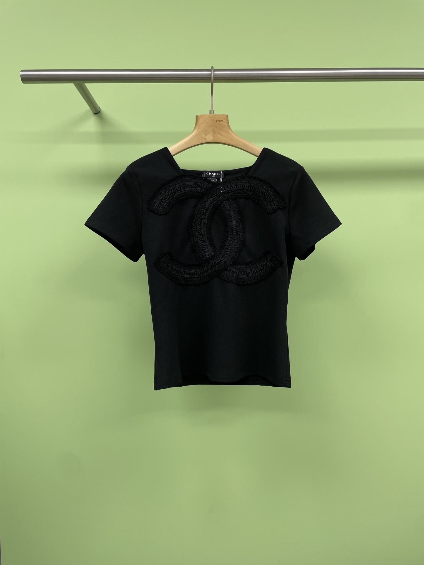 NO:413754,Chanel 2025 new black lace CC logo short-sleeved top, black high-end password, double C lace plus shoulder tailor YYDS, summer competition has begun, are your battle suits ready?  Black lace spliced ​​front shoulder short sleeves. When you wear it, you are the most beautiful boy this summer. The design is full of design. The black lace splicing adds a romantic and elegant atmosphere to the whole top. The lace pattern is exquisite and delicate, and every detail is handled just right, full of high-end feeling. Moreover, the position of the lace part is very clever, revealing a little skin just right, sexy and subtle. I really understand the hearts of girls. The front shoulder style is slim and slim. The front shoulder design is really a slim tool. It can well modify the shoulder lines and make the shoulders look flatter. Instantly bid farewell to the sloping shoulders and trapezoidal muscles. The whole person's temperament has been improved by a lot. At the same time, the slim tailoring can perfectly fit the body curve, showing our slim waist and slender arms, and easily create S  The slim body is excellent, whether it is paired with jeans or short skirts, it can be easily controlled, and it is full of fashion sense. The lace design not only increases the layering of the clothes, but also makes the whole top look sweet and cute. The girl's heart is full. When you wear it, you are the sweet and cool girl walking. The rate of return is absolutely stunning. Walking on the street, you will never wear the same clothes, making you easily the focus of the crowd. Whether it is daily going out, date or vacation, it can be perfectly adapted. It is simply a must-have item in our summer wardrobe. If you believe me, you will never regret it. Hurry up. SML, chanel, chanel, skirts, jeans, T-shirt, alexander wang19860909Chanel香奈儿2025新款黑色蕾丝CC大logo短袖上衣,黑色高级感密码,双C蕾丝加正肩剪裁YYDS,夏天的较量已经开始啦,你们的战衣准备好了吗？黑色蕾丝拼接正肩短袖 上衣,穿上它,你就是这个夏天最靓的仔,设计感满满这件短袖的设计真的太绝了,黑色蕾丝的拼接,为整个上衣增添了一份浪漫和优雅的气息,蕾丝的花纹精致细腻,每一处细节都处理得恰到好处,满满的高级感.而且,蕾丝部分的位置设计得非常巧妙,恰到好处地露出一点肌肤,若隐若现,性感又不失含蓄,真的太懂们女孩子的心了,正肩版型,修身显瘦,正肩设计真的是显瘦神器,它能够很好地修饰肩部线条,让肩膀看起来更加平直,瞬间告别溜肩和斜方肌,整个人的气质都提升了一大截,同时,修身的剪裁能够完美贴合身体曲线,展现出我们的小蛮腰和纤细的手臂,轻松打造出 S 型身材,显瘦效果超赞,无论是搭配牛仔裤还是小短裙,都能轻松驾驭,时尚感爆棚,蕾丝花边的设计不仅增加了衣服的层次感,还让整个上衣看起来更加甜美可爱,少女心满满,穿上它你就是那个行走的甜酷女孩,回头率绝对爆表,走在大街上,绝对不会撞衫,让你轻松成为人群中的焦点,无论是日常出街、约会还是度假,它都能完美适配,简直是我们夏日衣橱里的必备单品,宝子们相信我入手它,你绝对不会后悔,赶紧冲呀. 码数SML,,chanel,chanel,skirts,jeans,T-shirt,alexander wang,Women's clothing