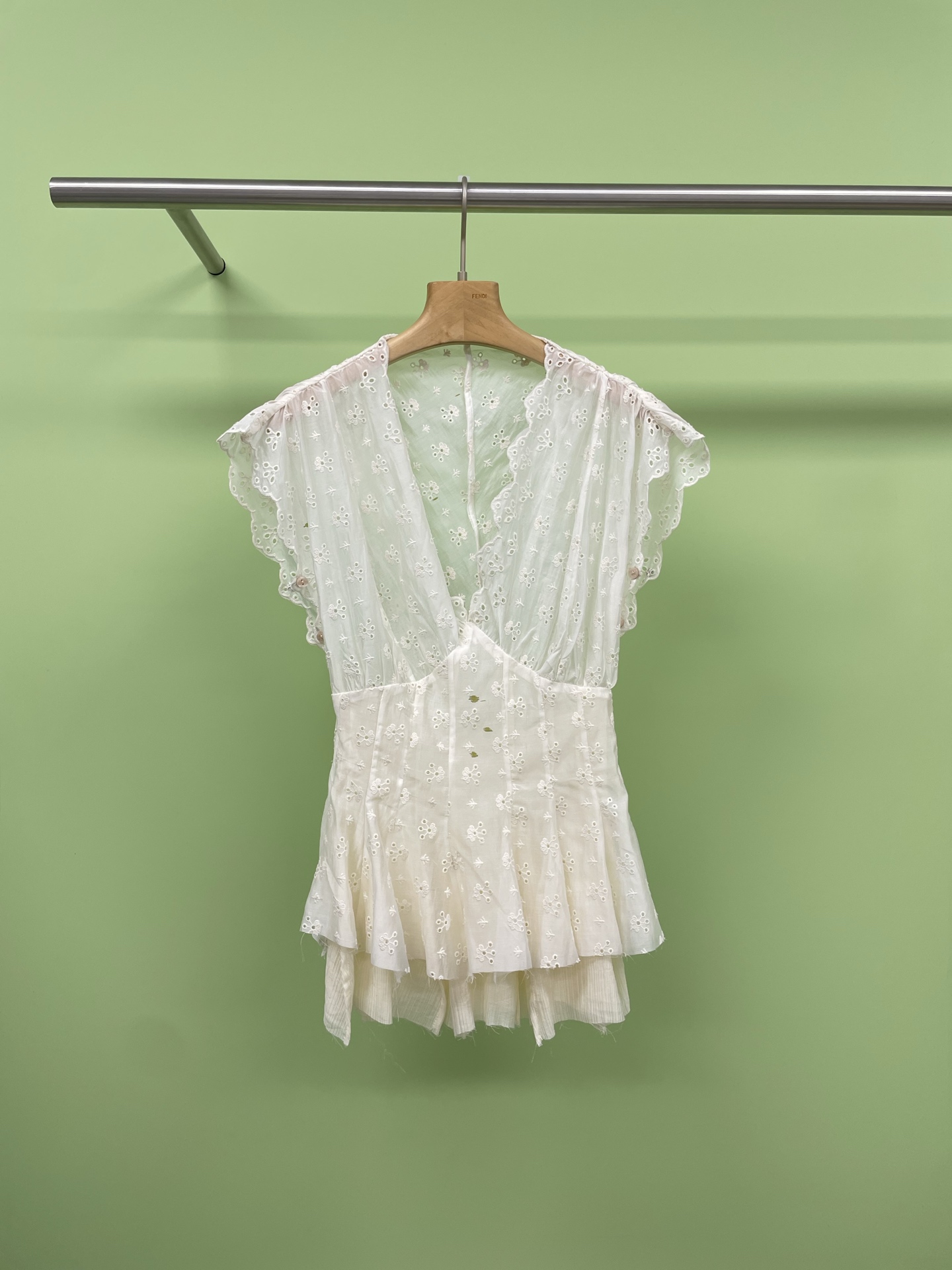 NO:413766,MUTEDANCE 25SS  The designer brand lace waist-hugging top, the Mutedance lace top that is very popular recently, and I have finally developed the Mutedance lace top that is very popular recently. When you wear it, you will understand why it is popular all over the Internet. The exquisite lace patterns are delicate and elegant. Every glance is heart-warming. The V-neck design cleverly embodies the neck lines, and the swan neck feels easy to grasp. The puff sleeves have a retro charm, cute and playful, and will not look wide on the shoulders. The waist-hugging tailoring is simply a body cheater, which instantly outlines graceful curves. It is matched with layers of ruffled hems. It is lively and elegant when you walk around, and the romantic atmosphere is full. Whether it is matched with simple jeans or fairy skirts, you can easily show off. When you wear it, you will look back and forth. There are countless links to ask. Mutedance lace top, whoever wears it is beautiful, you won’t lose money.  SML, skirts, jeans, alexander wang19860909MUTEDANCE 25SS 设计师品牌蕾丝收腰上衣,最近很火的Mutedance蕾丝上衣,最近风很大的Mutedance蕾丝上衣我终于开发了,等你穿上那一刻就明白为啥它能火遍全网,精致到不行的蕾丝花纹,细腻又优雅,每一眼都是心动,V领设计巧妙修饰颈部线条,天鹅颈既视感轻松拿捏,泡泡袖带着复古韵味,可爱俏皮,又不会显得肩宽,收腰剪裁简直是身材作弊器,瞬间勾勒出曼妙曲线,搭配上层层荷叶边下摆,走动间灵动飘逸,浪漫氛围拉满,无论是搭配简约牛仔裤,还是仙女半身裙,都能轻松出彩,穿它出街,回头率爆表,被追问链接无数,Mutedance这件蕾丝上衣,谁穿谁美,入手不亏. 码数SML,,skirts,jeans,alexander wang,Women's clothing