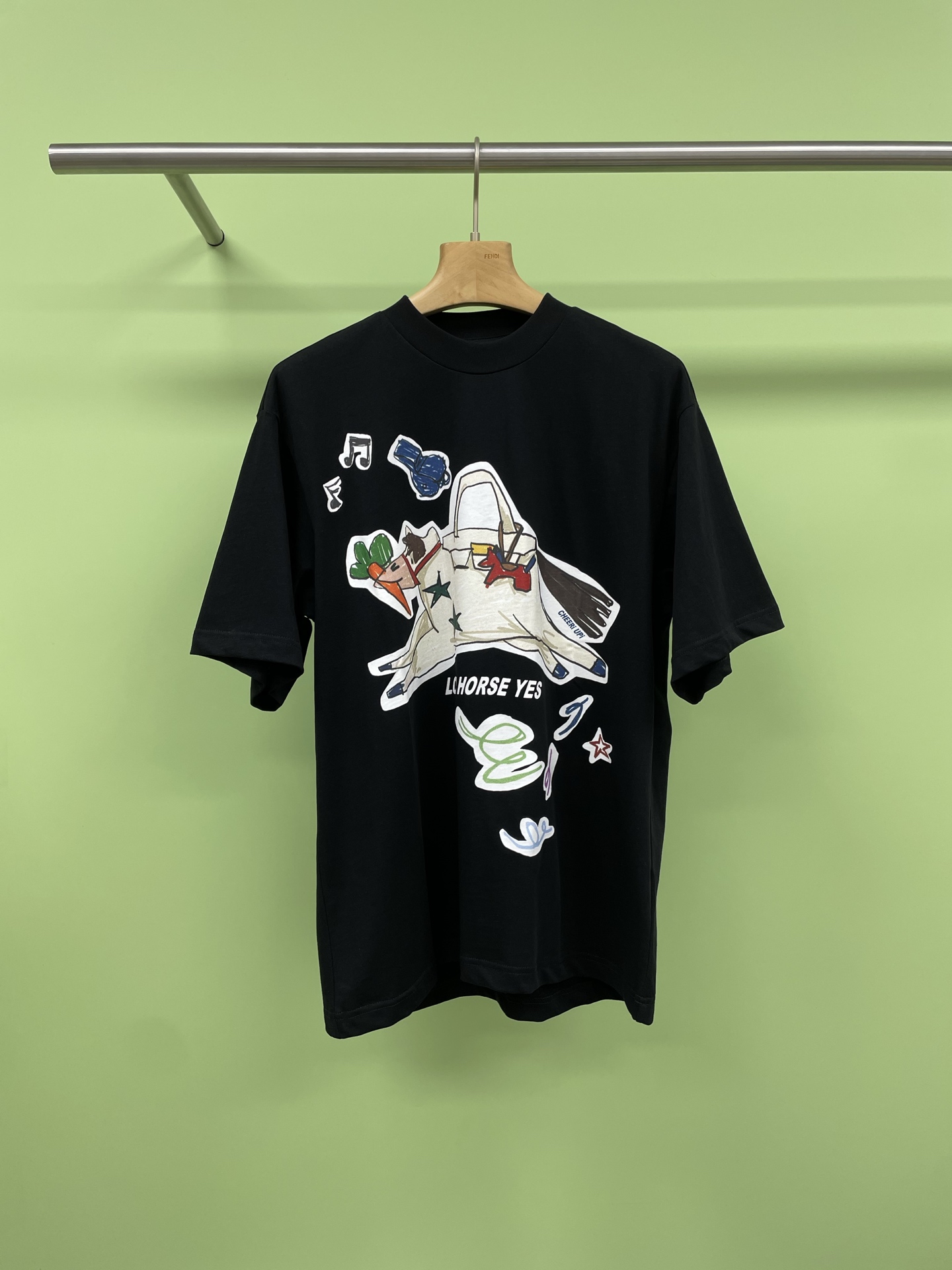 NO:420684,CHEERi UPi25 Summer Zodiac Series New Loose Brand Horse Racing Bag Short Sleeve T-shirt for Women, Summer must-carry pony T-shirt. With the hot summer pace, a light and breathable T-shirt has become a must-have in the wardrobe. This time I bring you an American spoof style pony printed T-shirt. The loose style is suitable for beauties of all shapes. When it comes to selling points, the first thing you need to mention is the fabric. Xinjiang long velvet cotton has a refreshing touch, comfortable wearing, and good breathability. It can be kept refreshing even in summer afternoons. The cute H-male print not only adds a bit of fun, but also is a fashionable weapon to easily control various occasions. Another highlight of this T-shirt is its versatility. Whether it is matched with jeans or short skirts, it can show different summer styles. It is both comfortable and versatile, and is definitely a favorite in summer wardrobe.  SML, skirts, jeans, T-shirt, tees, t-shirt, alexander wang19860909CHEERi UPi25夏季生肖系列新款宽松名牌赛马包插肩短袖T恤女,夏日必背小马T恤,随着夏日炎炎的脚步,一款轻盈透气的T恤成了衣橱里的必备品,这次给大家带来的,是美式恶搞风格的小马印花T恤,宽松版型适合各种身形的美女们,说到卖点首先得提的就是面料,新疆长绒棉的触感清爽,穿着舒适,同时还有着良好的透气性,即使是夏日午后也能够保持清爽,而那可爱的H小马印花,不仅增添了几分趣味,更是轻松驾驭各种场合的时尚利器,这款T恤的另一个亮点,就是它的百搭性,无论是搭配牛仔裤还是短裙,都能展现出不同的夏日风情,既舒适又百搭,绝对是夏日衣橱里的宠儿. 码数SML,,skirts,jeans,T-shirt,tees，t-shirt,alexander wang,Women's clothing