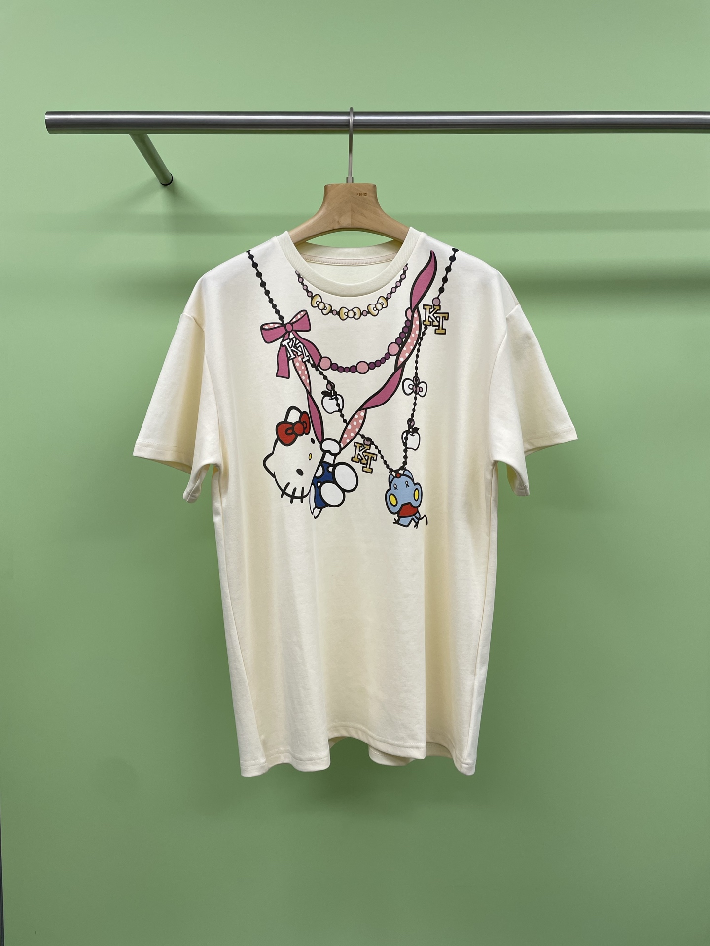 NO:420612,YANGHAIYANG 2025 Summer New Loose Necklace Cat Print Round Necklace Short Sleeve T-shirt, Help This Kitty Cat T  Who can refuse the shirt? Family, I don’t allow anyone else to see this cat T-shirt. The round neck design is super versatile. Whether it is worn alone or layered, it is super stylish. The fabric is high-weight pure cotton. It is very comfortable to wear with close body, breathable and sweat-absorbing. It is not stuffy when worn in summer. The cat on it is too amazing, with big round eyes, innocent and cute, as if saying, 'Take me home quickly.' The color is also fresh egg yolk style, and you won’t make any mistakes when you match it. Whether it is paired with denim shorts, a street style look full of vitality or a short skirt to create a Japanese soft girl feel, it can easily hold it. I have a foreshadowing that it will become the favorite of going out this summer. The treasures hurry up and whoever wears it will be cute to the foul.  SML, skirts, shorts, T-shirt, tees, t-shirt, necklace, alexander wang19860909YANGHAIYANG 2025夏季新款宽松项链猫猫印花圆领短袖T恤,救命 这件Kitty猫T 恤谁能拒绝啊,家人们,我不允许还有人没看到这件猫咪T恤,圆领设计超百搭,不管是单穿还是叠穿都超有范儿,面料是高克重的纯棉,贴身穿超舒服,透气又吸汗,夏天穿一点不闷,上面的猫咪太绝了,圆溜溜的大眼睛,无辜又可爱,好像在说“快把我带回家”颜色也是清新的蛋黄系,怎么搭都不会出错,不管是搭配牛仔短裤,来一场活力满满的街头风look,还是配上小短裙,打造日系软妹感,它都能轻松hold住,我已经预感到,它会成为这个夏天的出街最爱,宝子们赶紧冲,谁穿谁可爱到犯规. 码数SML,,skirts,shorts,T-shirt,tees，t-shirt,necklace,alexander wang,Women's clothing